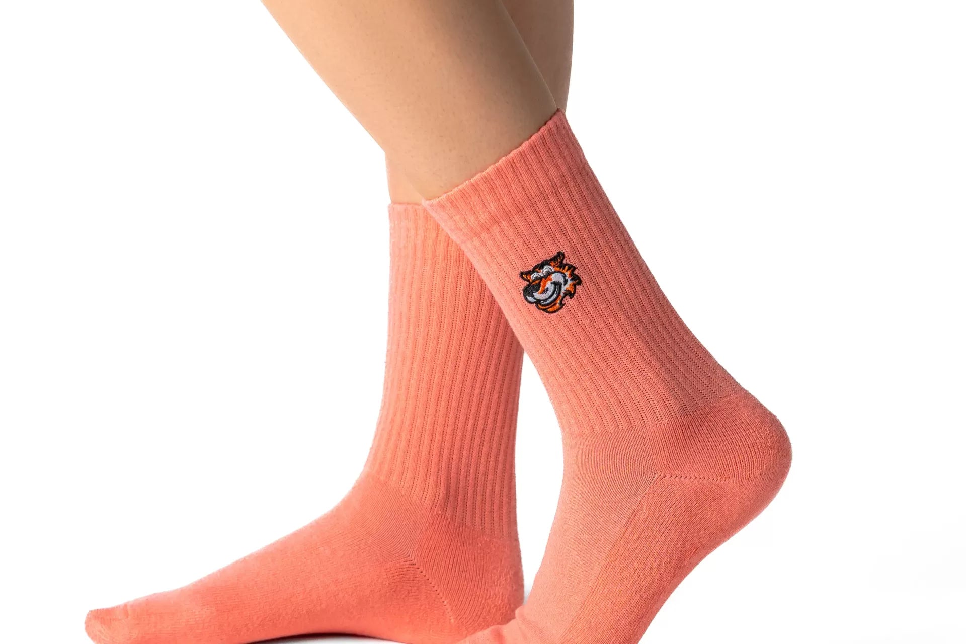 Peach crew čarape Good Willy – breskva nijansa premium
Breskva crew čarape – detalj logotipa tigra
Peach čarape na nozi – lifestyle prikaz
Premium Peach čarape – close up teksture