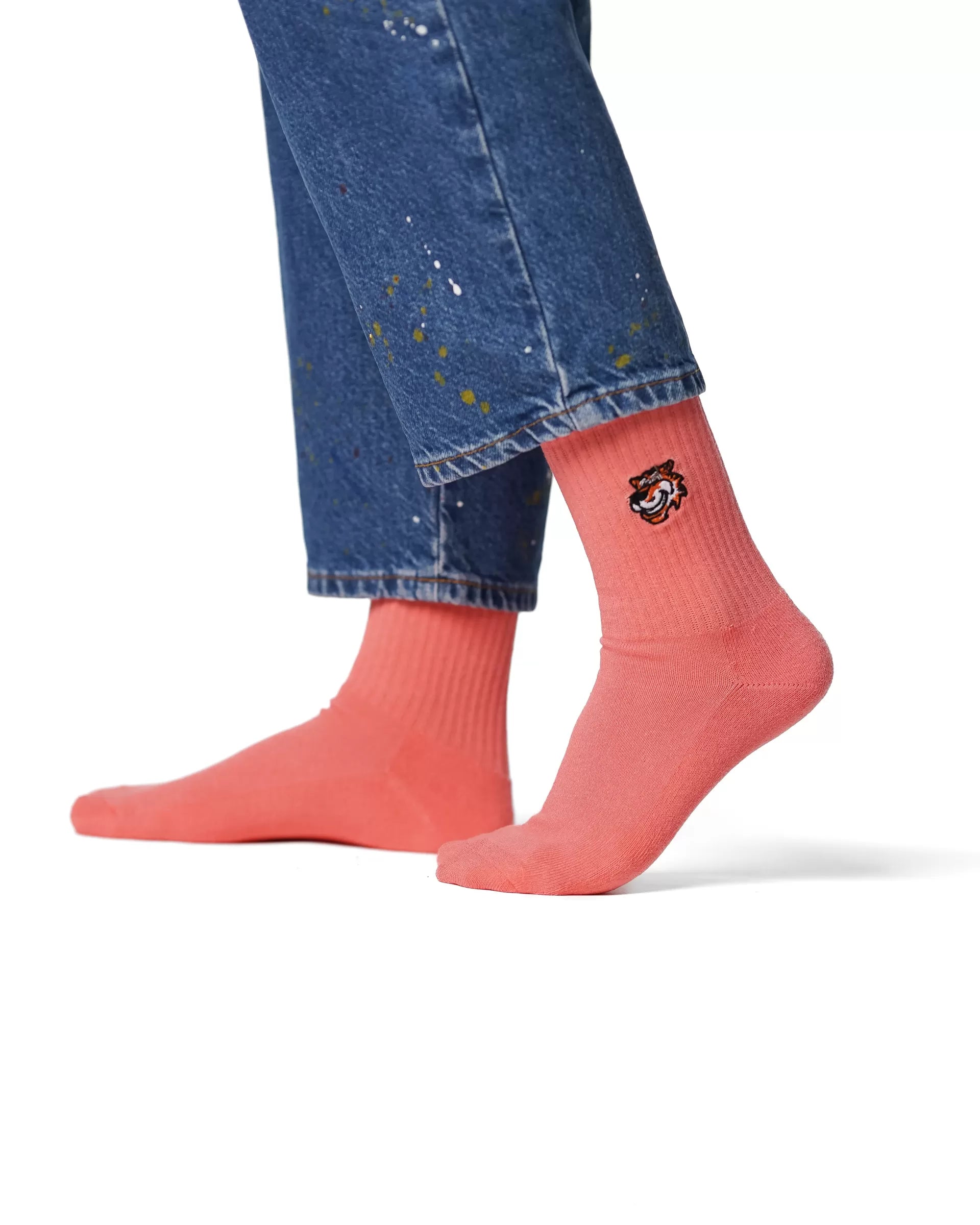 Peach crew čarape Good Willy – breskva nijansa premium
Breskva crew čarape – detalj logotipa tigra
Peach čarape na nozi – lifestyle prikaz
Premium Peach čarape – close up teksture