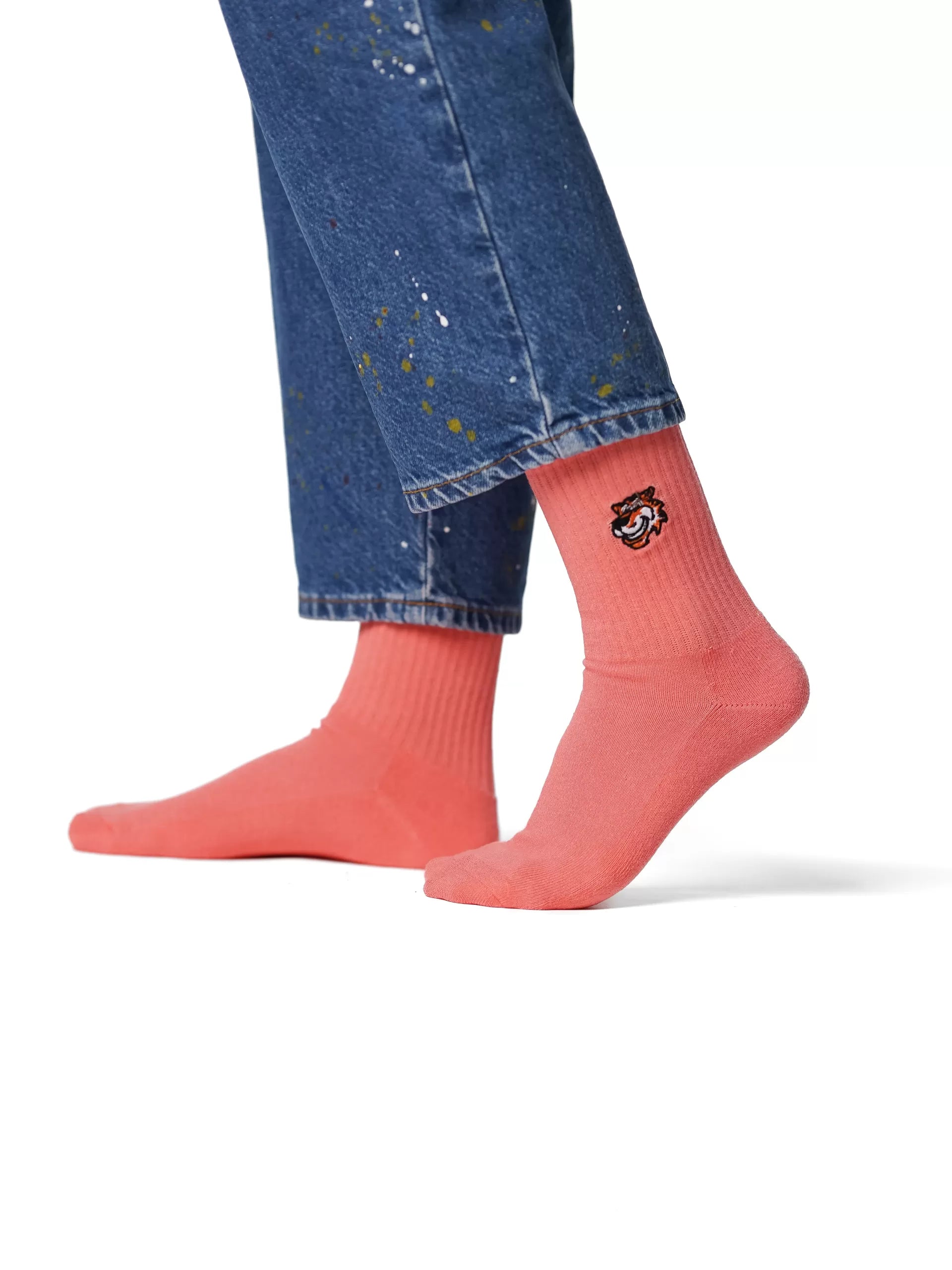 Peach crew čarape Good Willy – breskva nijansa premium
Breskva crew čarape – detalj logotipa tigra
Peach čarape na nozi – lifestyle prikaz
Premium Peach čarape – close up teksture