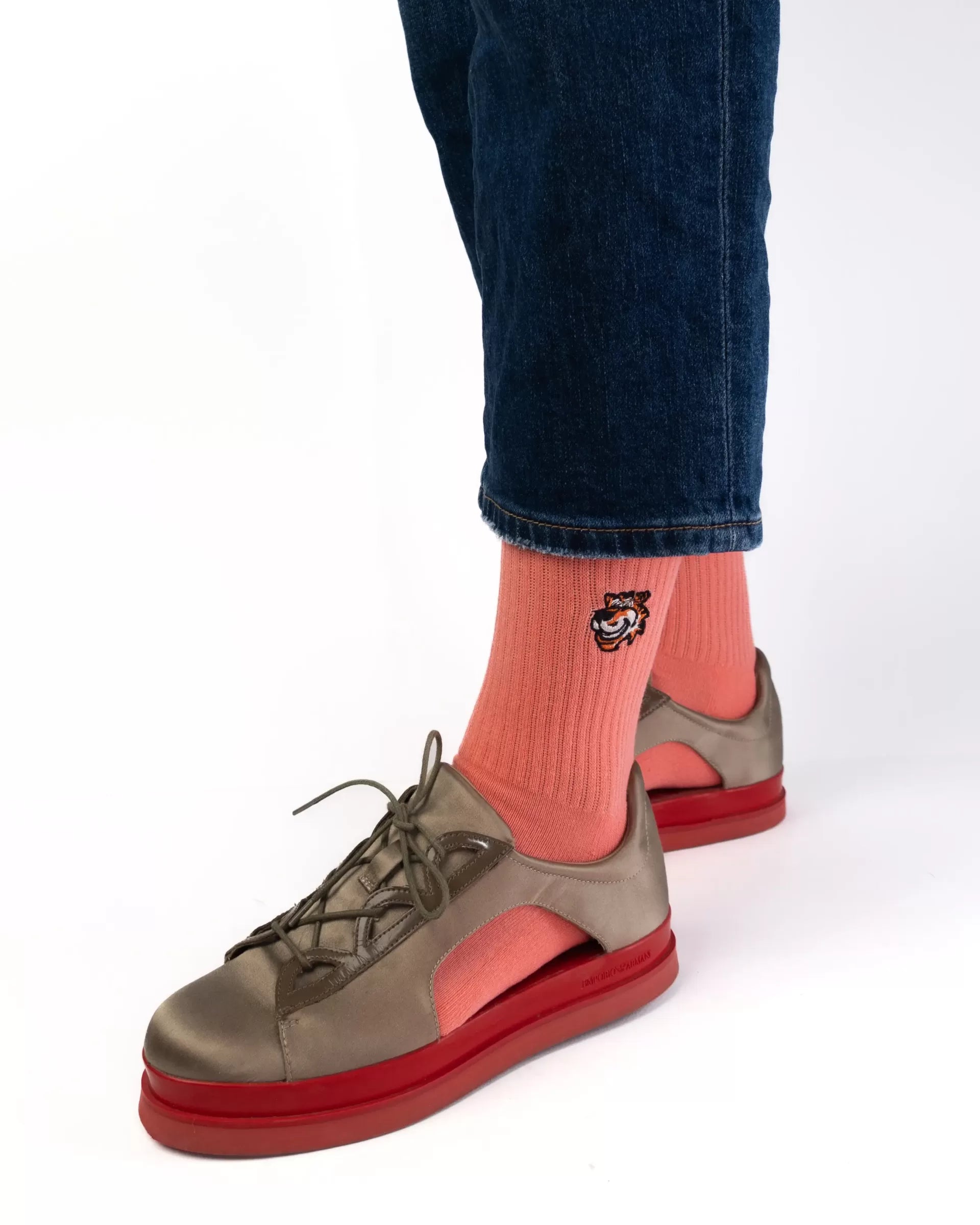 Peach crew čarape Good Willy – breskva nijansa premium
Breskva crew čarape – detalj logotipa tigra
Peach čarape na nozi – lifestyle prikaz
Premium Peach čarape – close up teksture