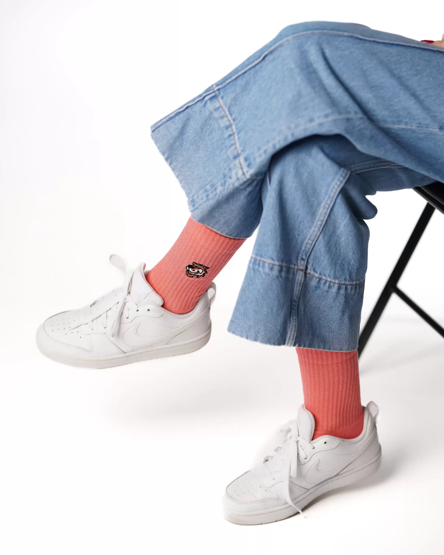 Peach crew čarape Good Willy – breskva nijansa premium
Breskva crew čarape – detalj logotipa tigra
Peach čarape na nozi – lifestyle prikaz
Premium Peach čarape – close up teksture