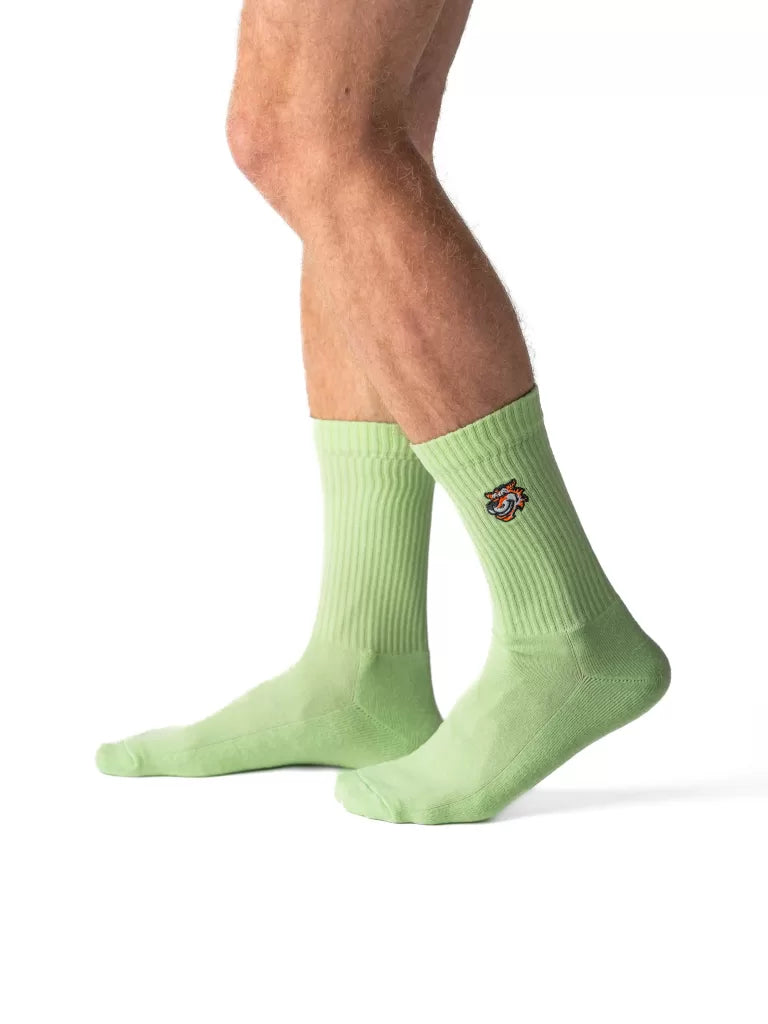 Mint Green crew čarape Good Willy – sveža zelena nijansa
Mint Green čarape – detalj logotipa tigra
Mint čarape na nozi – lifestyle prikaz
Premium mint čarape – close up teksture
carape za crossfit