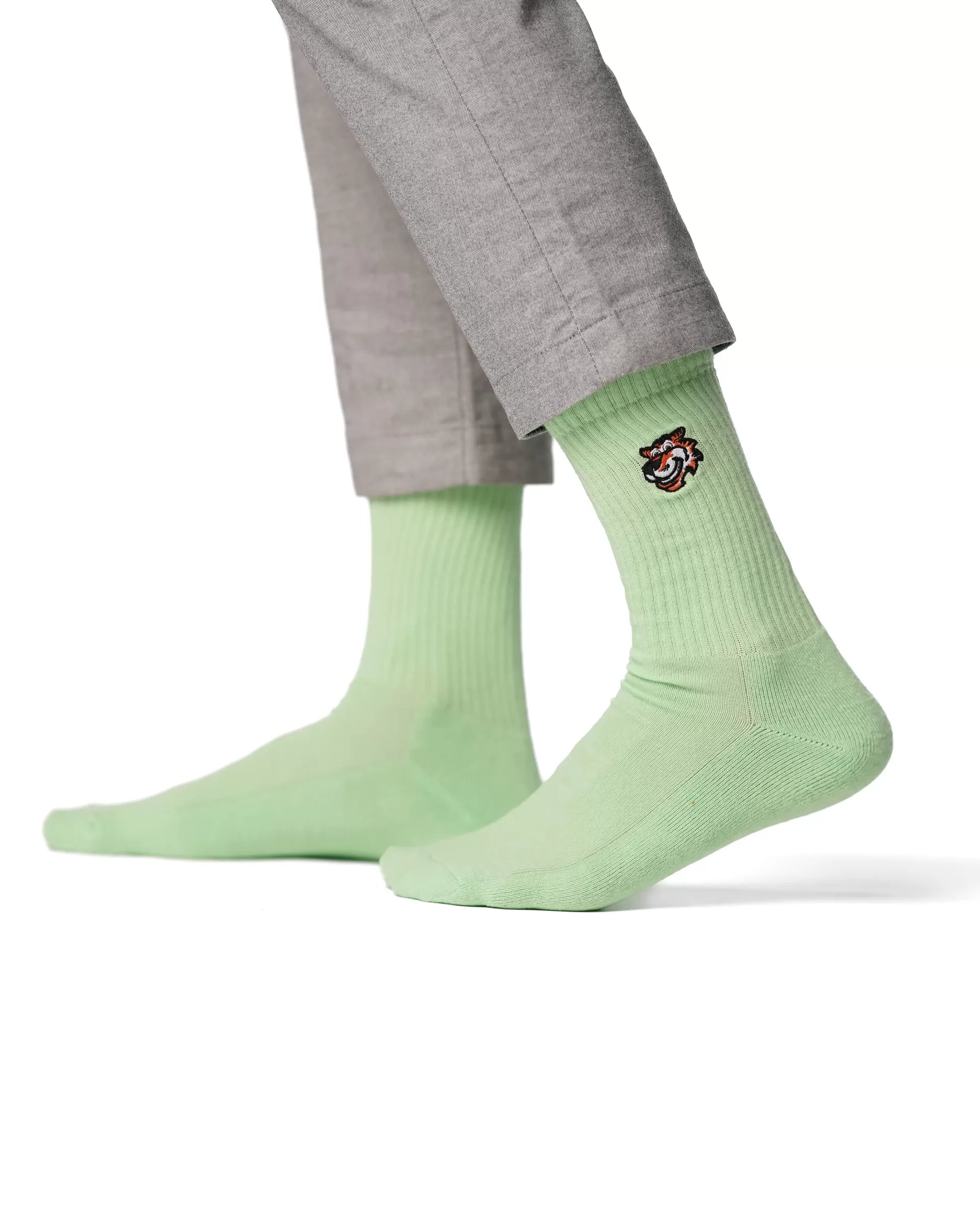 Mint Green crew čarape Good Willy – sveža zelena nijansa
Mint Green čarape – detalj logotipa tigra
Mint čarape na nozi – lifestyle prikaz
Premium mint čarape – close up teksture
carape za crossfit