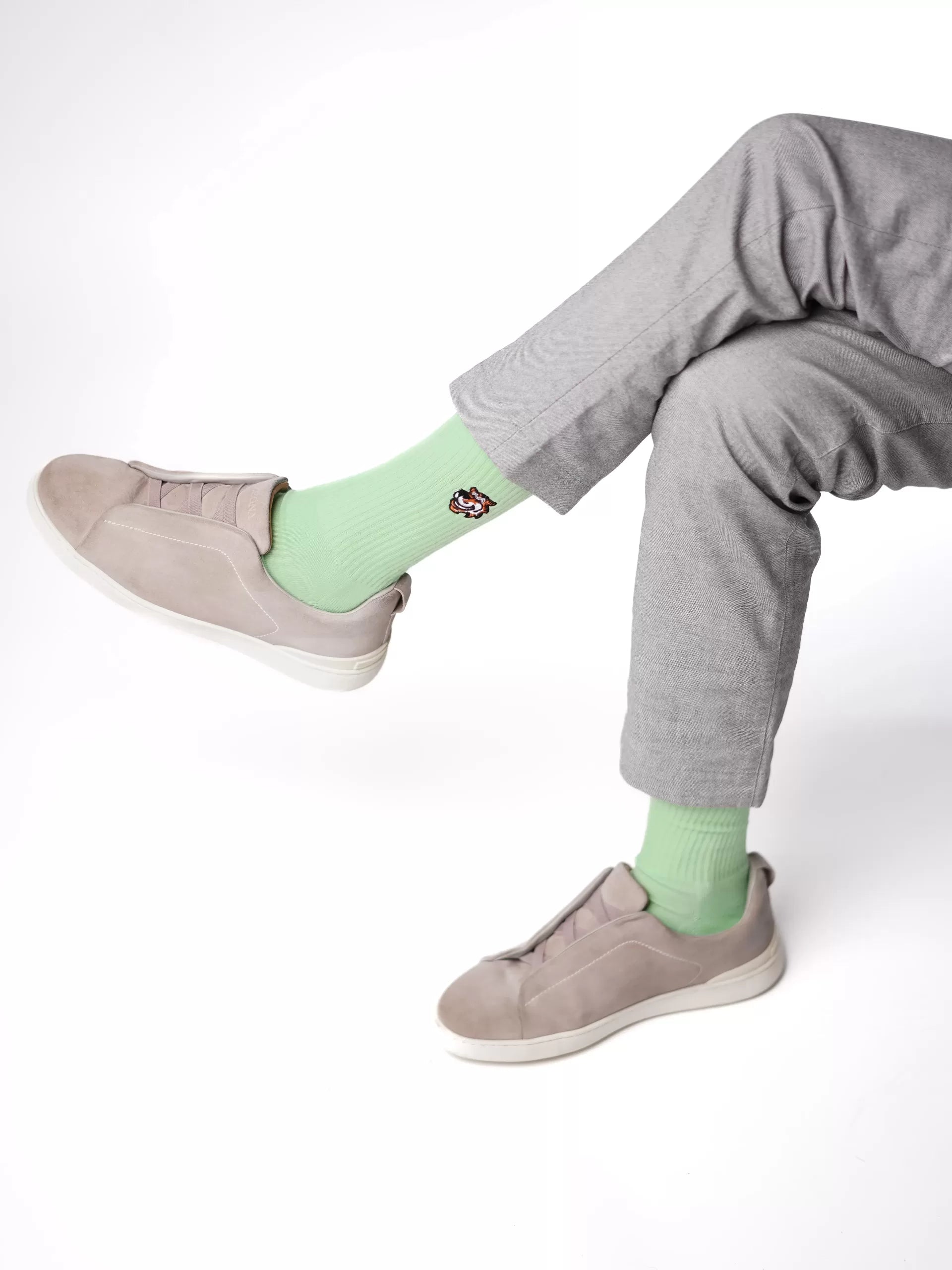 Mint Green crew čarape Good Willy – sveža zelena nijansa
Mint Green čarape – detalj logotipa tigra
Mint čarape na nozi – lifestyle prikaz
Premium mint čarape – close up teksture
carape za crossfit