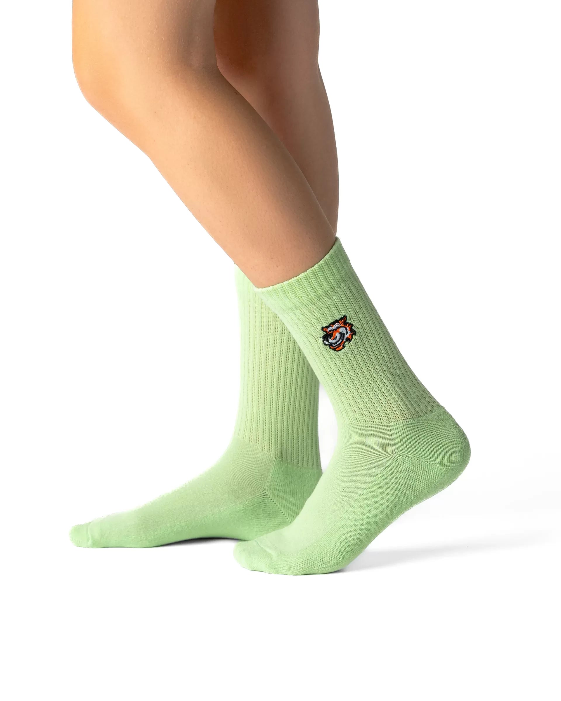 Mint Green crew čarape Good Willy – sveža zelena nijansa
Mint Green čarape – detalj logotipa tigra
Mint čarape na nozi – lifestyle prikaz
Premium mint čarape – close up teksture
carape za crossfit