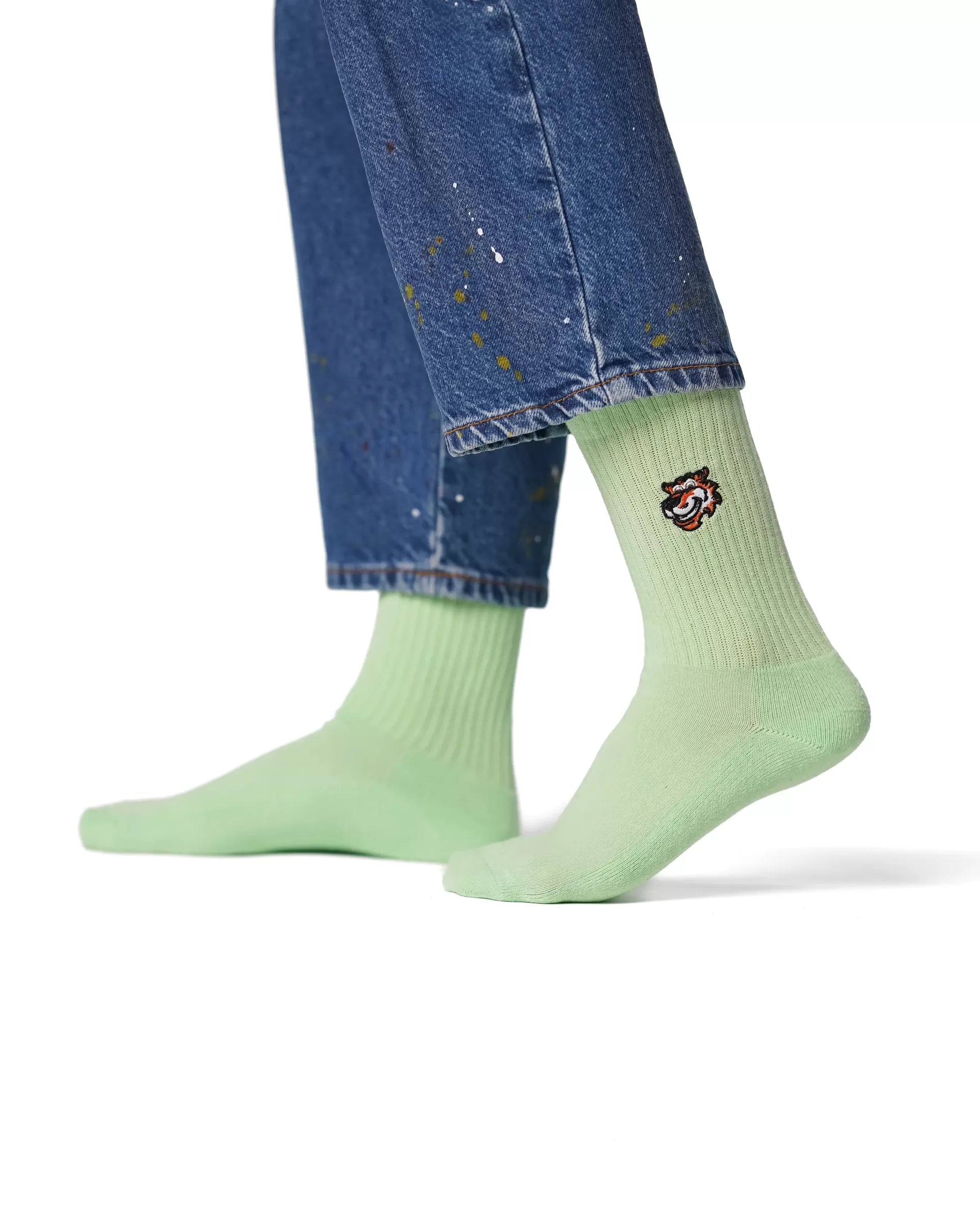 Mint Green crew čarape Good Willy – sveža zelena nijansa
Mint Green čarape – detalj logotipa tigra
Mint čarape na nozi – lifestyle prikaz
Premium mint čarape – close up teksture
carape za crossfit