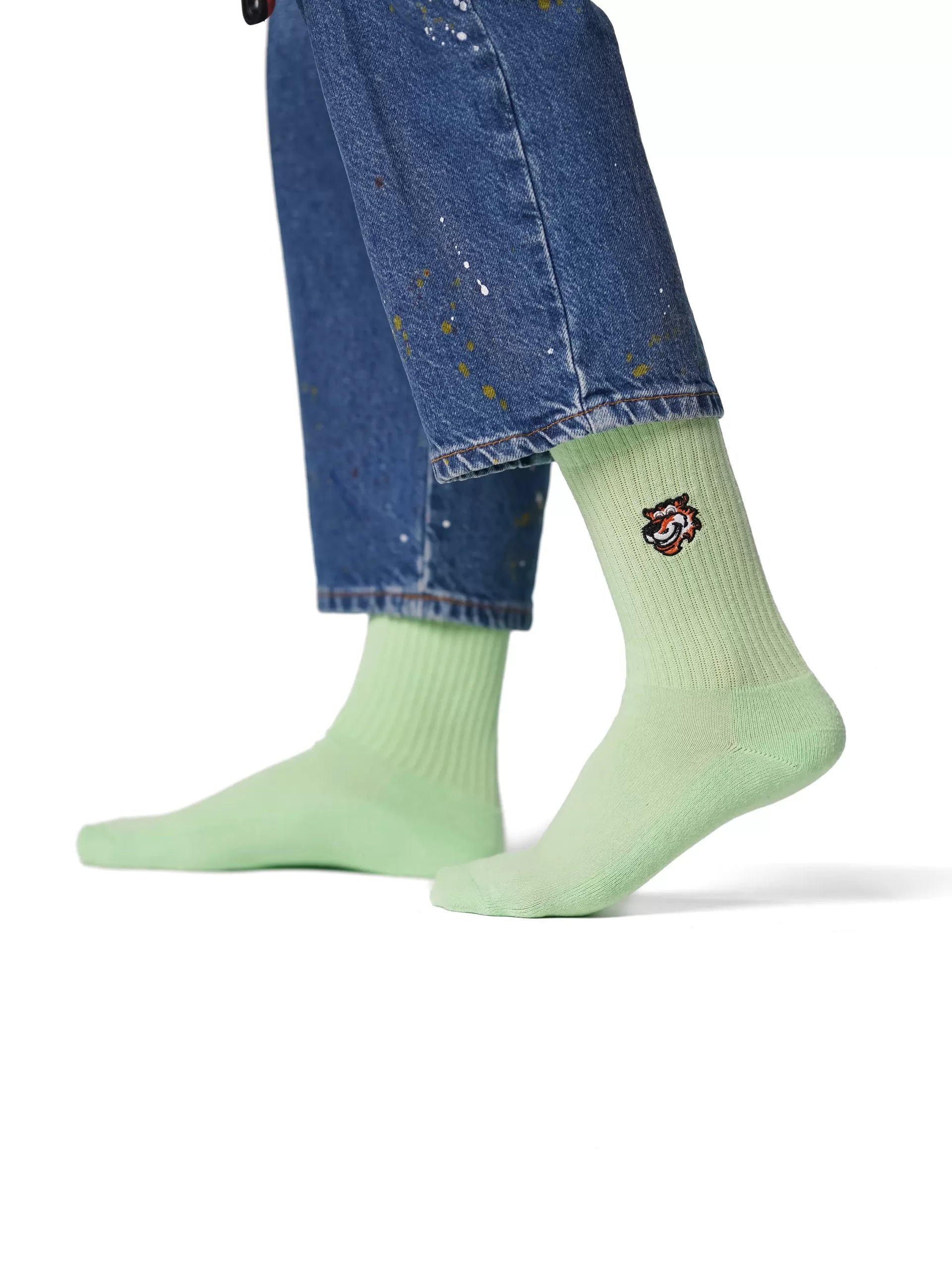 Mint Green crew čarape Good Willy – sveža zelena nijansa
Mint Green čarape – detalj logotipa tigra
Mint čarape na nozi – lifestyle prikaz
Premium mint čarape – close up teksture
carape za crossfit