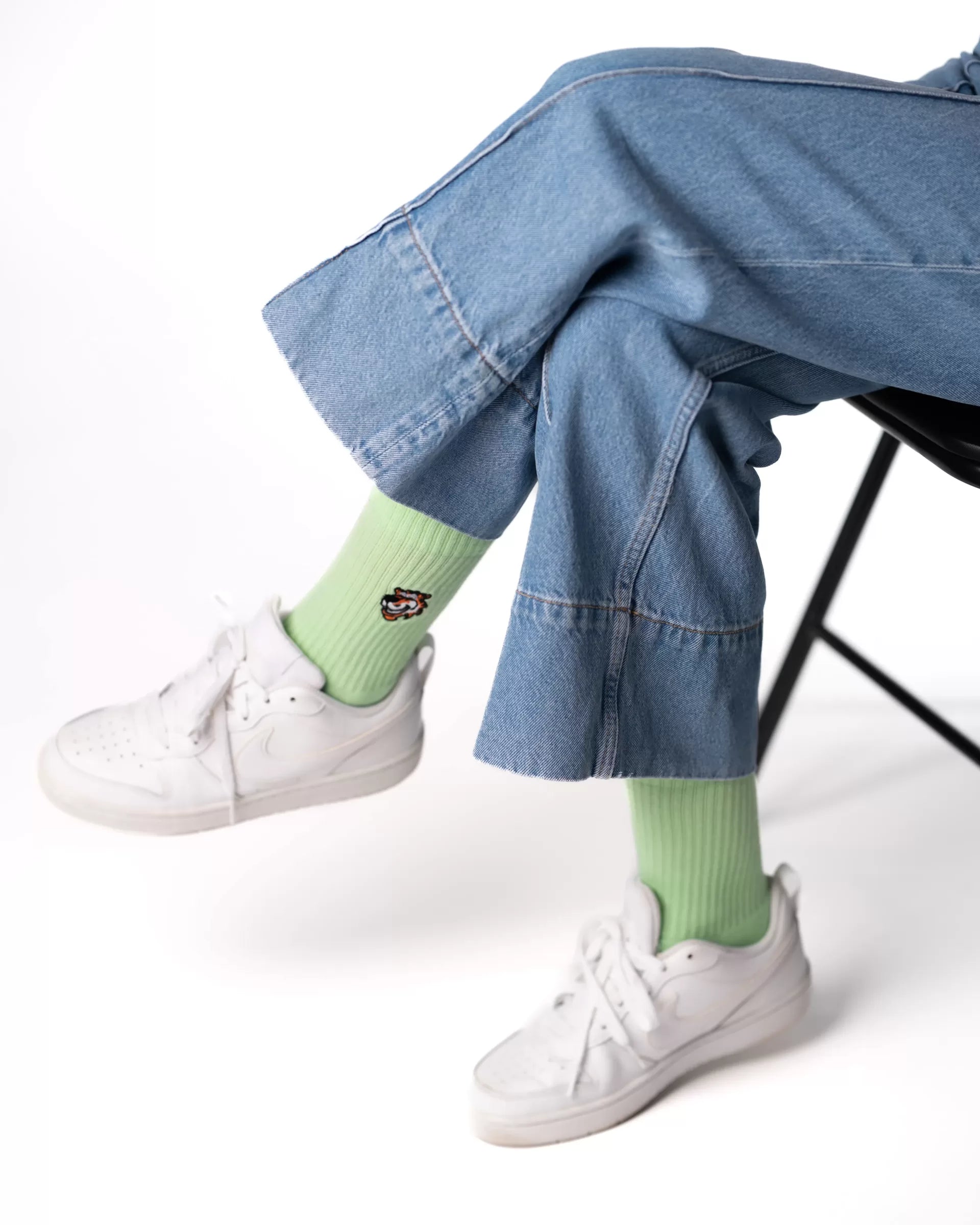 Mint Green crew čarape Good Willy – sveža zelena nijansa
Mint Green čarape – detalj logotipa tigra
Mint čarape na nozi – lifestyle prikaz
Premium mint čarape – close up teksture
carape za crossfit