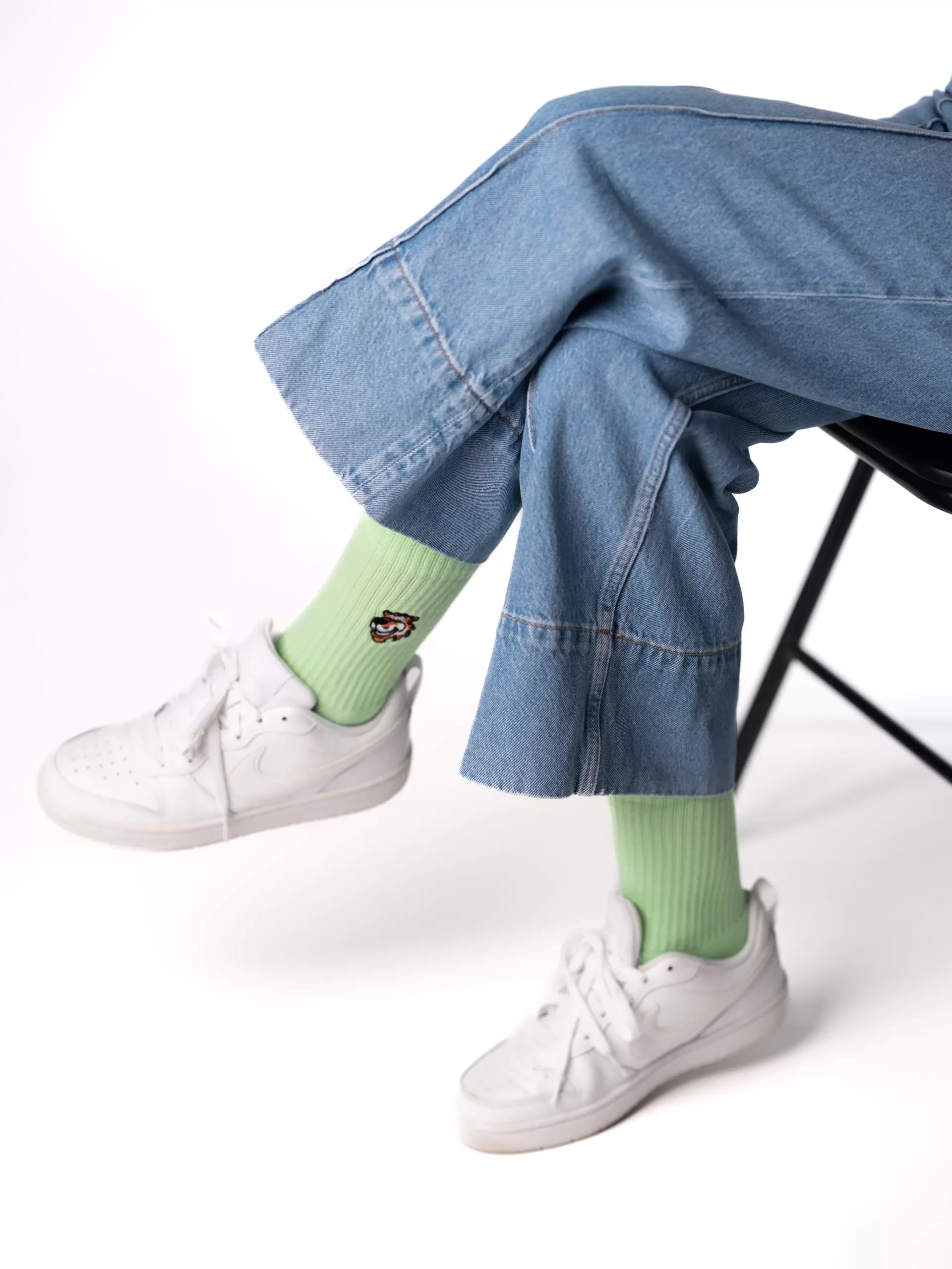 Mint Green crew čarape Good Willy – sveža zelena nijansa
Mint Green čarape – detalj logotipa tigra
Mint čarape na nozi – lifestyle prikaz
Premium mint čarape – close up teksture
carape za crossfit