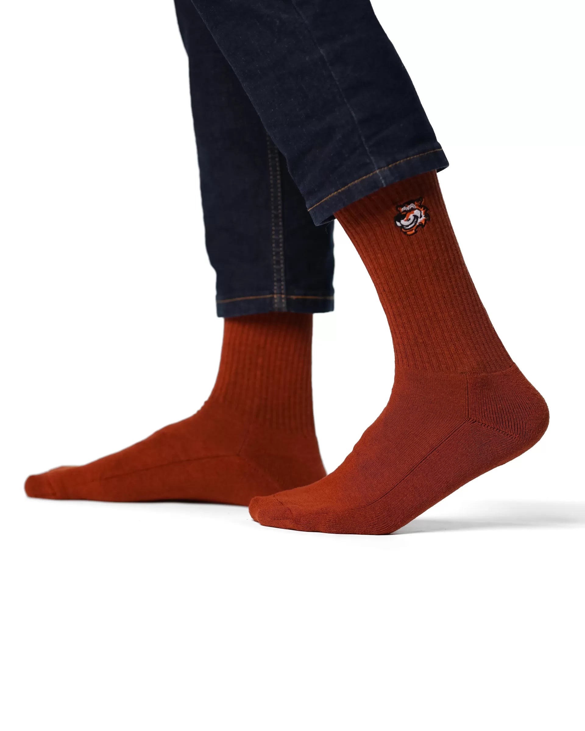 Brown crew čarape Good Willy – old money stil
Braon crew čarape – detalj logotipa tigra
Brown čarape na nozi – lifestyle prikaz
Premium braon čarape – close up materijala
Carape za crossfit