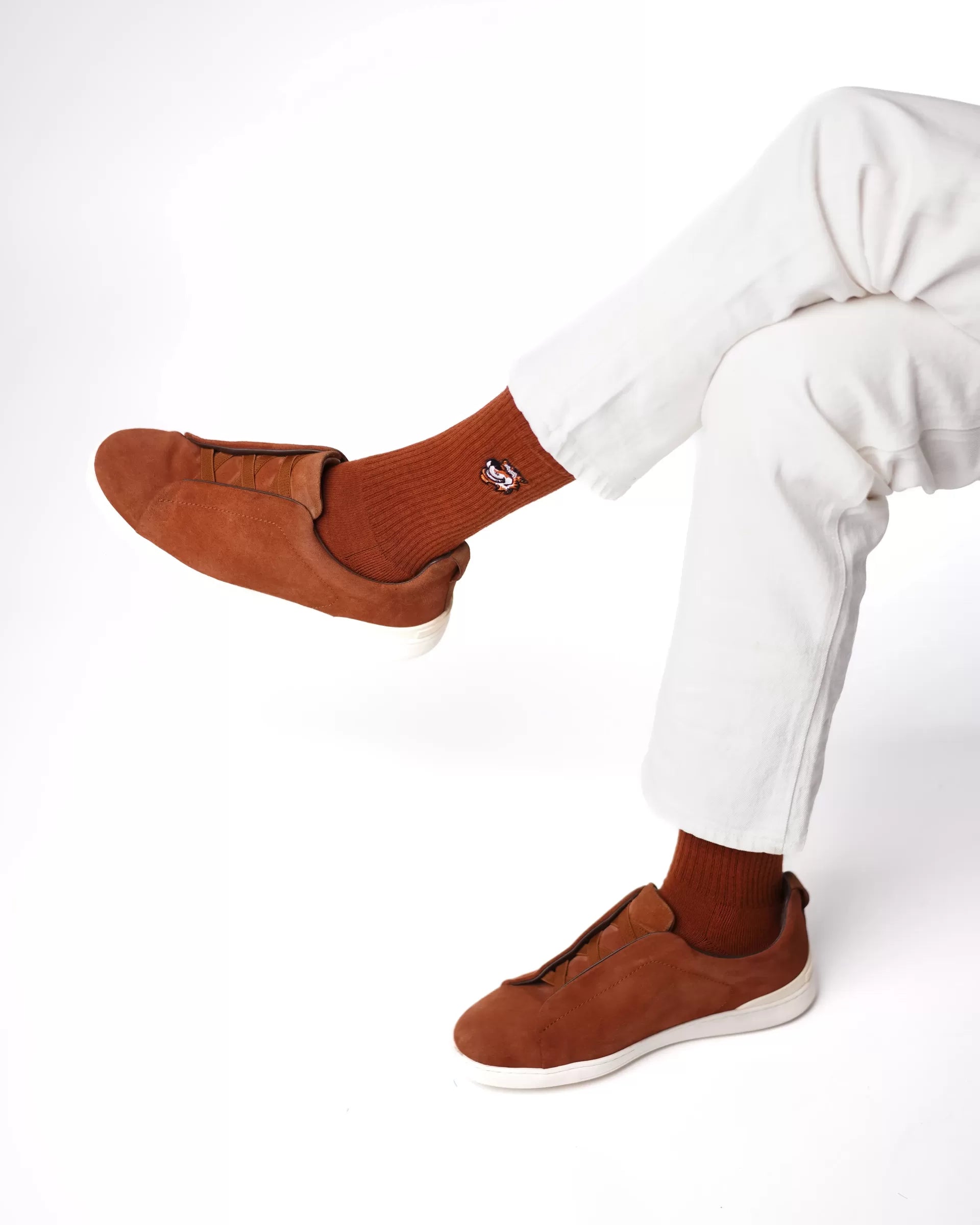 Brown crew čarape Good Willy – old money stil
Braon crew čarape – detalj logotipa tigra
Brown čarape na nozi – lifestyle prikaz
Premium braon čarape – close up materijala
Carape za crossfit