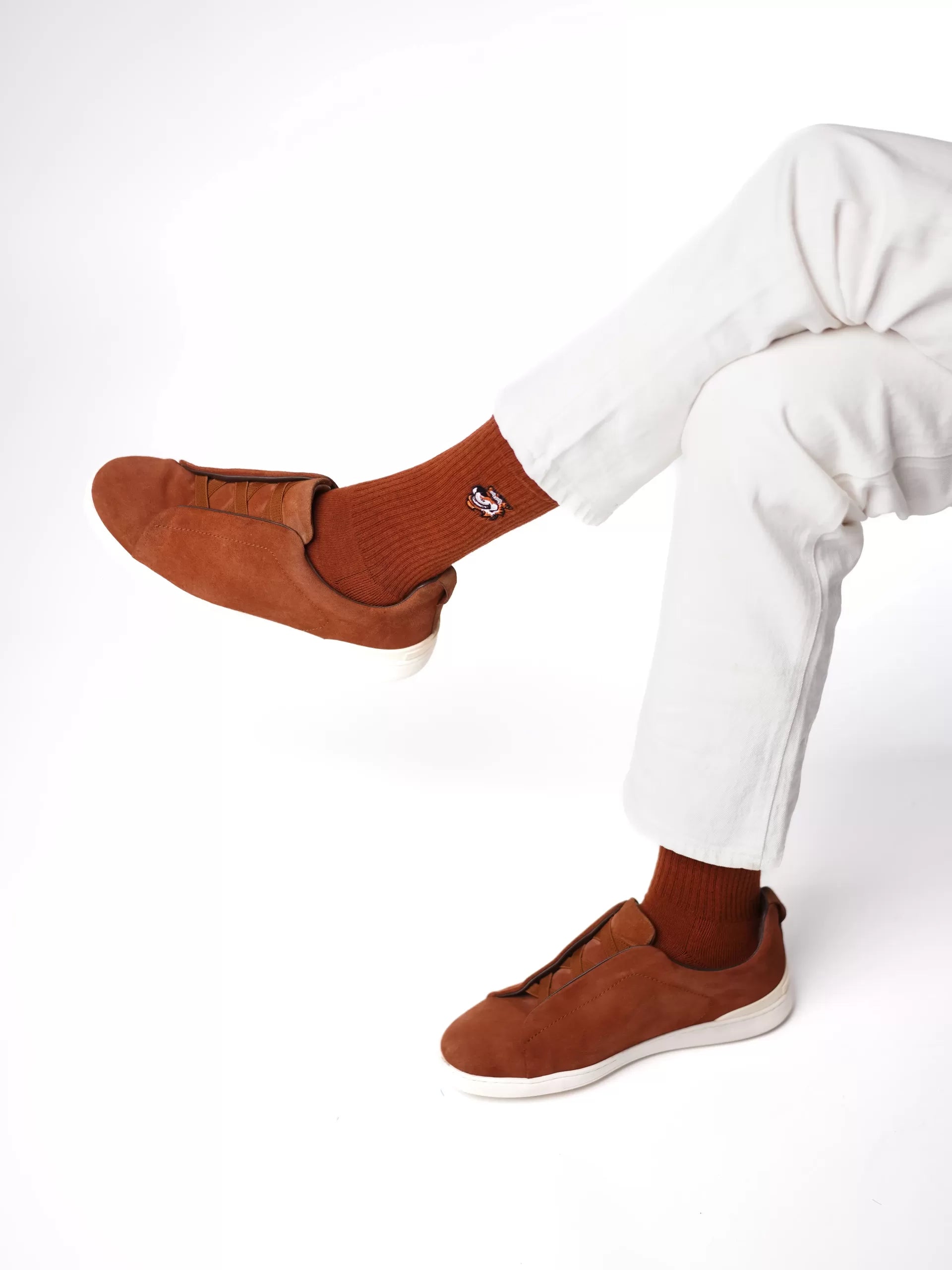 Brown crew čarape Good Willy – old money stil
Braon crew čarape – detalj logotipa tigra
Brown čarape na nozi – lifestyle prikaz
Premium braon čarape – close up materijala
Carape za crossfit