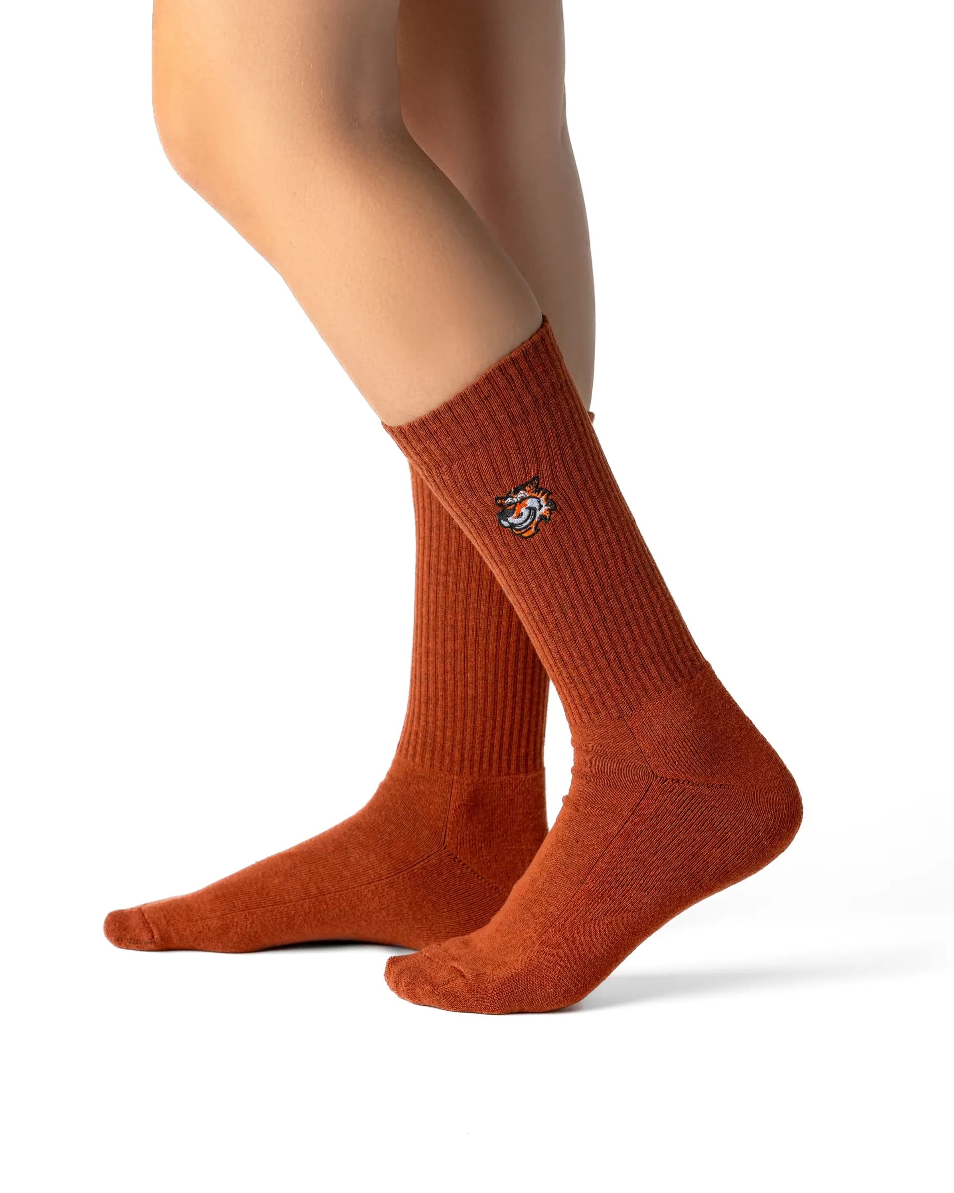 Brown crew čarape Good Willy – old money stil
Braon crew čarape – detalj logotipa tigra
Brown čarape na nozi – lifestyle prikaz
Premium braon čarape – close up materijala
Carape za crossfit