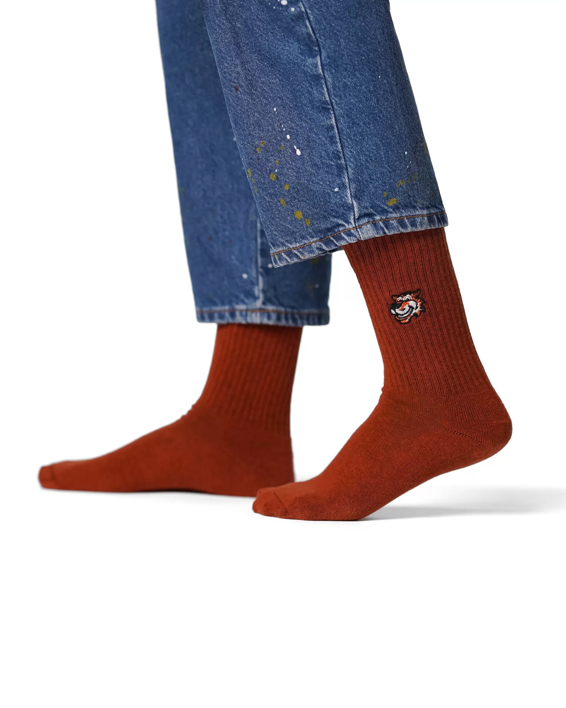 Brown crew čarape Good Willy – old money stil
Braon crew čarape – detalj logotipa tigra
Brown čarape na nozi – lifestyle prikaz
Premium braon čarape – close up materijala
Carape za crossfit