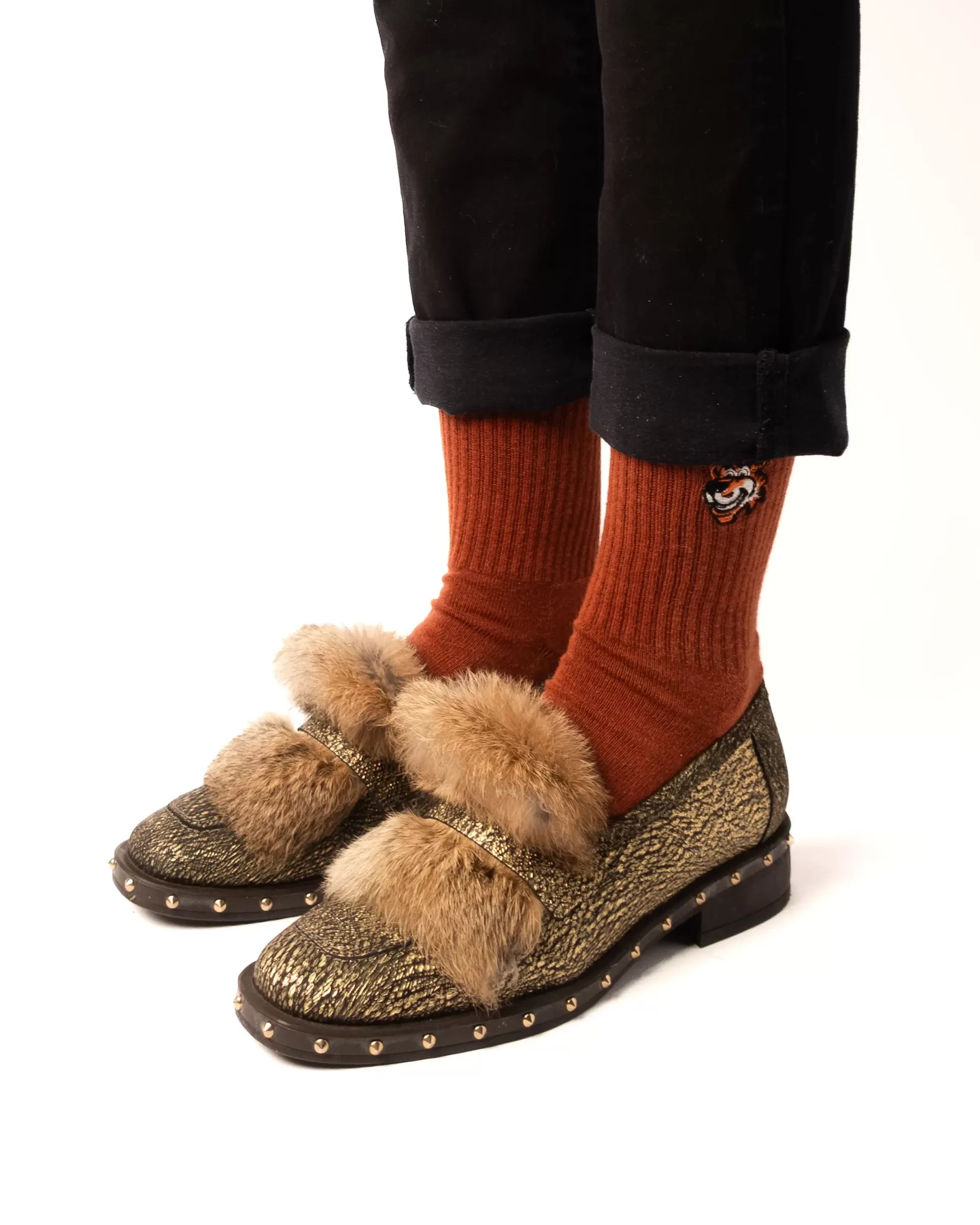 Brown crew čarape Good Willy – old money stil
Braon crew čarape – detalj logotipa tigra
Brown čarape na nozi – lifestyle prikaz
Premium braon čarape – close up materijala
Carape za crossfit