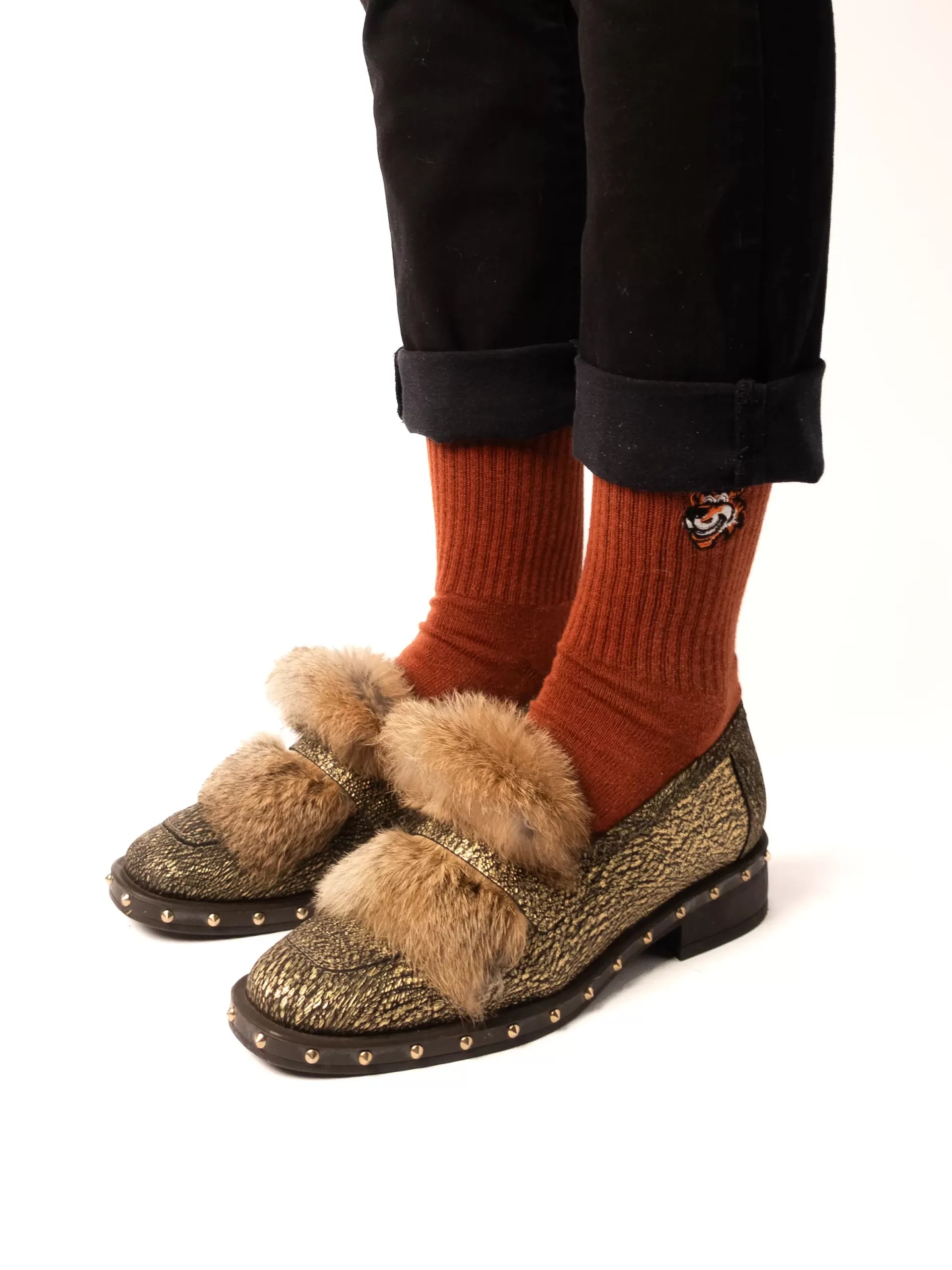 Brown crew čarape Good Willy – old money stil
Braon crew čarape – detalj logotipa tigra
Brown čarape na nozi – lifestyle prikaz
Premium braon čarape – close up materijala
Carape za crossfit