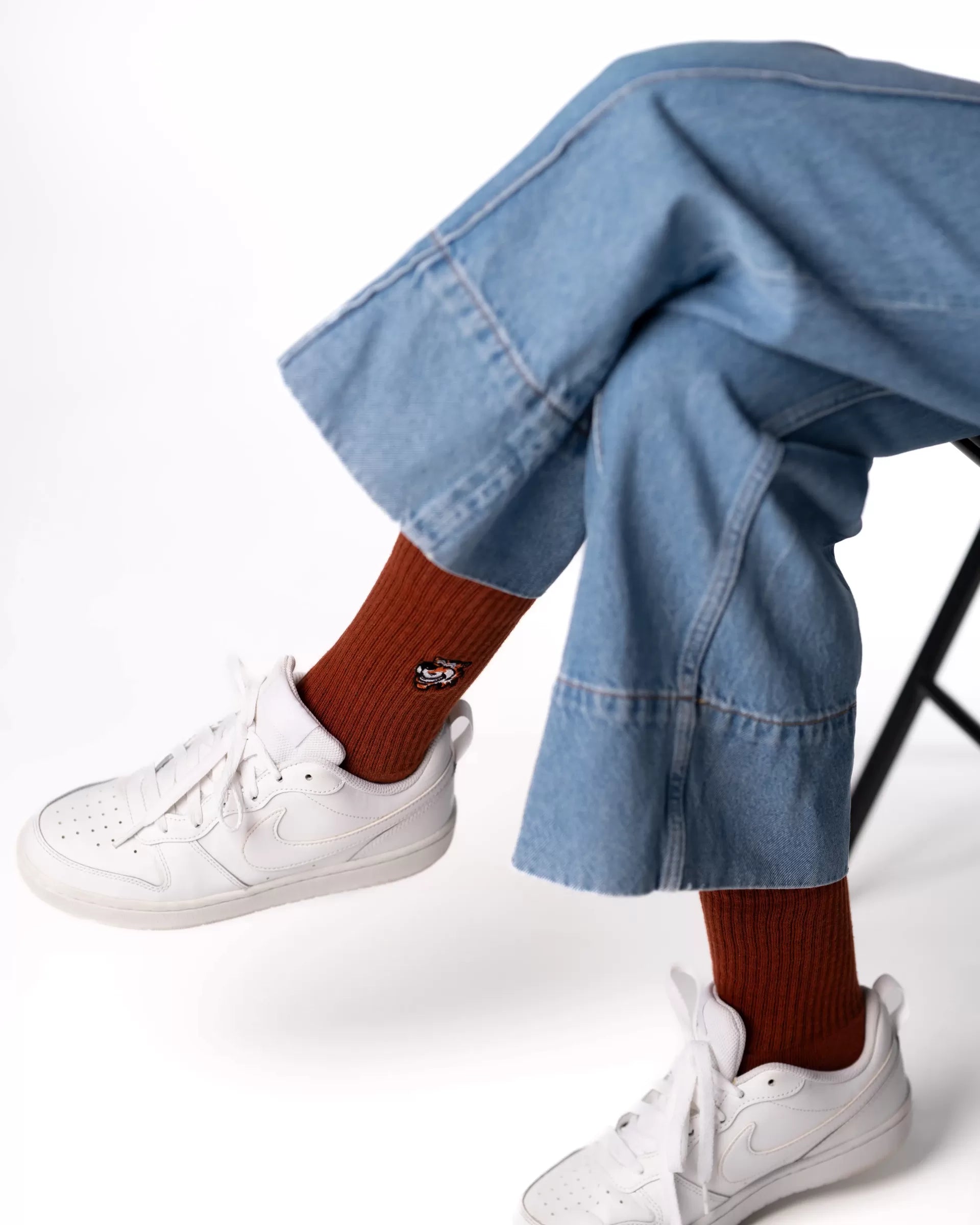 Brown crew čarape Good Willy – old money stil
Braon crew čarape – detalj logotipa tigra
Brown čarape na nozi – lifestyle prikaz
Premium braon čarape – close up materijala
Carape za crossfit