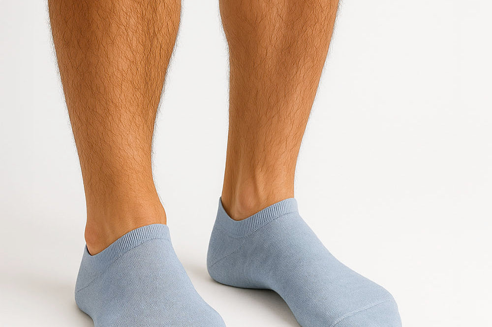 Sive bambus kratke čarape Good Willy – antibakterijske i meke
Bambus sive čarape – close up materijala
Sive bambus čarape na nozi – lifestyle prikaz