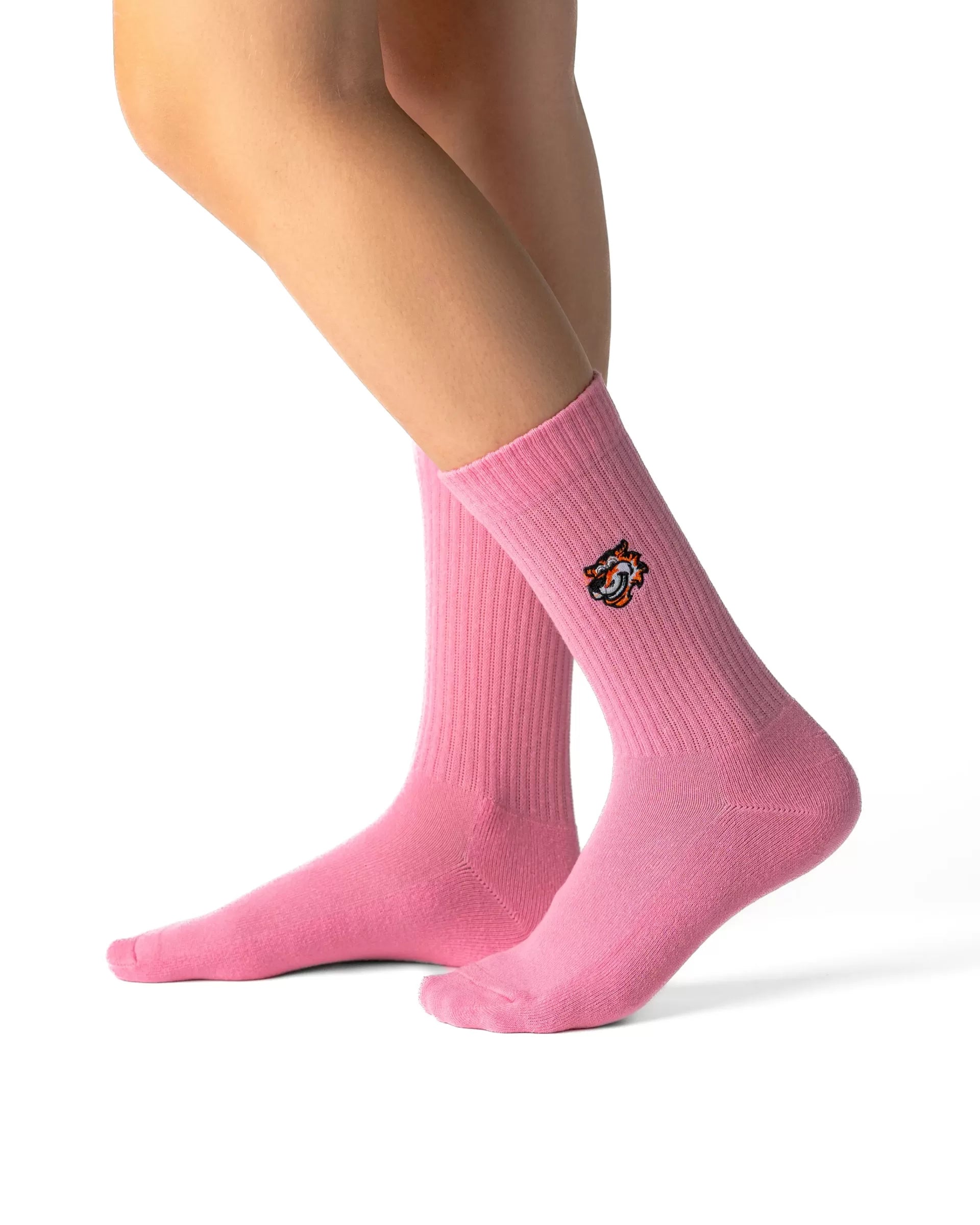 Pink crew čarape Good Willy – premium pamuk
Pink čarape – detalj logotipa tigra Good Willy
Pink crew čarape na nozi – lifestyle prikaz
Premium roze čarape Good Willy – close up materijala
Pastelno roze crew čarape – moderni streetwear stil