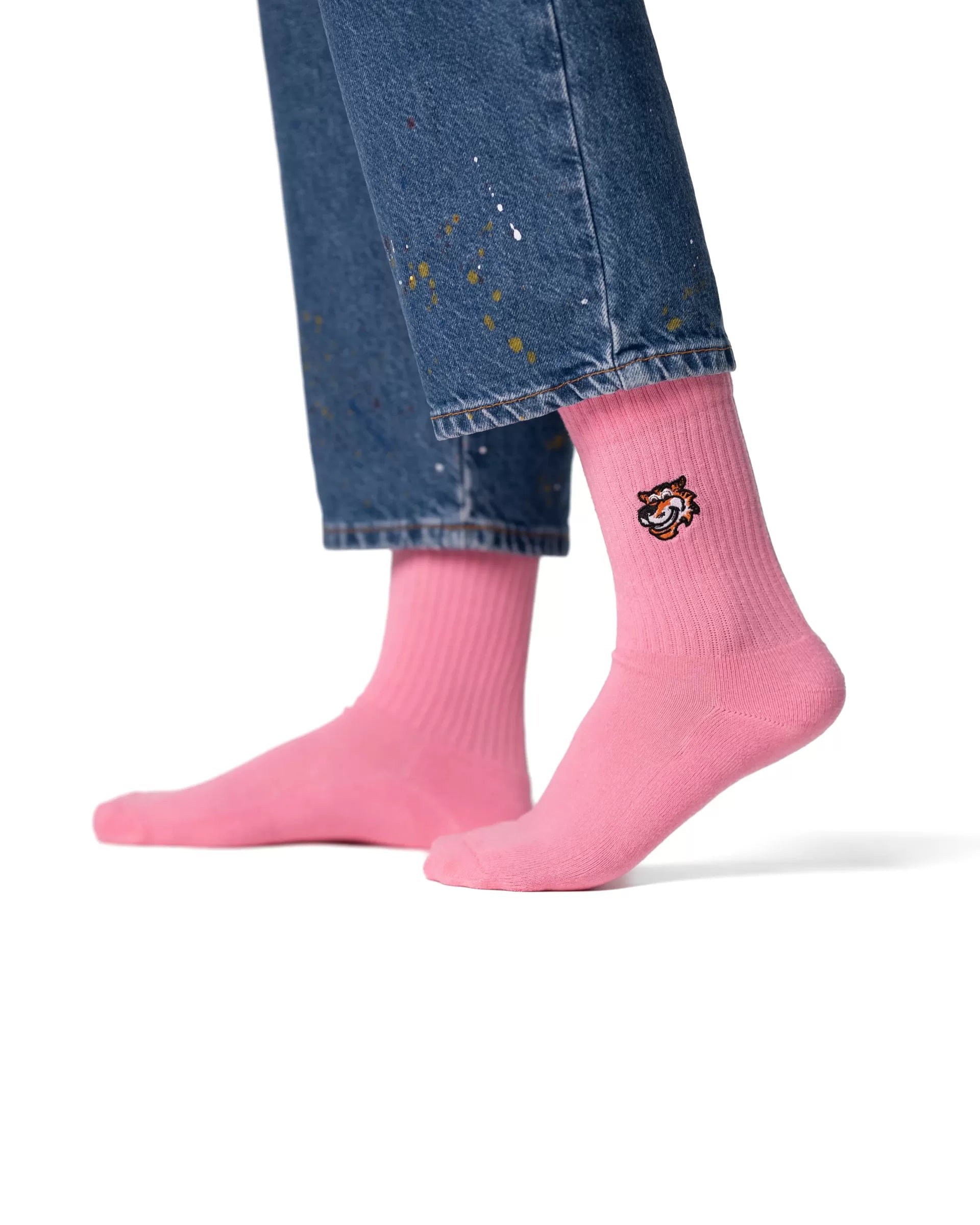 Pink crew čarape Good Willy – premium pamuk
Pink čarape – detalj logotipa tigra Good Willy
Pink crew čarape na nozi – lifestyle prikaz
Premium roze čarape Good Willy – close up materijala
Pastelno roze crew čarape – moderni streetwear stil