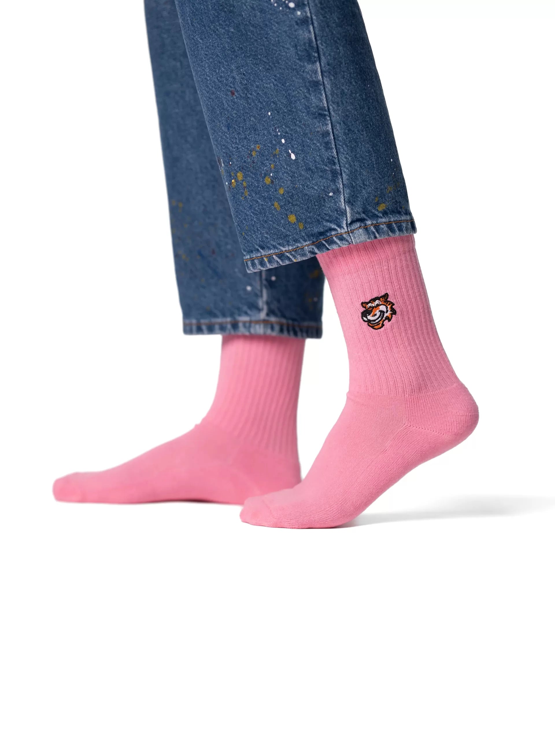 Pink crew čarape Good Willy – premium pamuk
Pink čarape – detalj logotipa tigra Good Willy
Pink crew čarape na nozi – lifestyle prikaz
Premium roze čarape Good Willy – close up materijala
Pastelno roze crew čarape – moderni streetwear stil