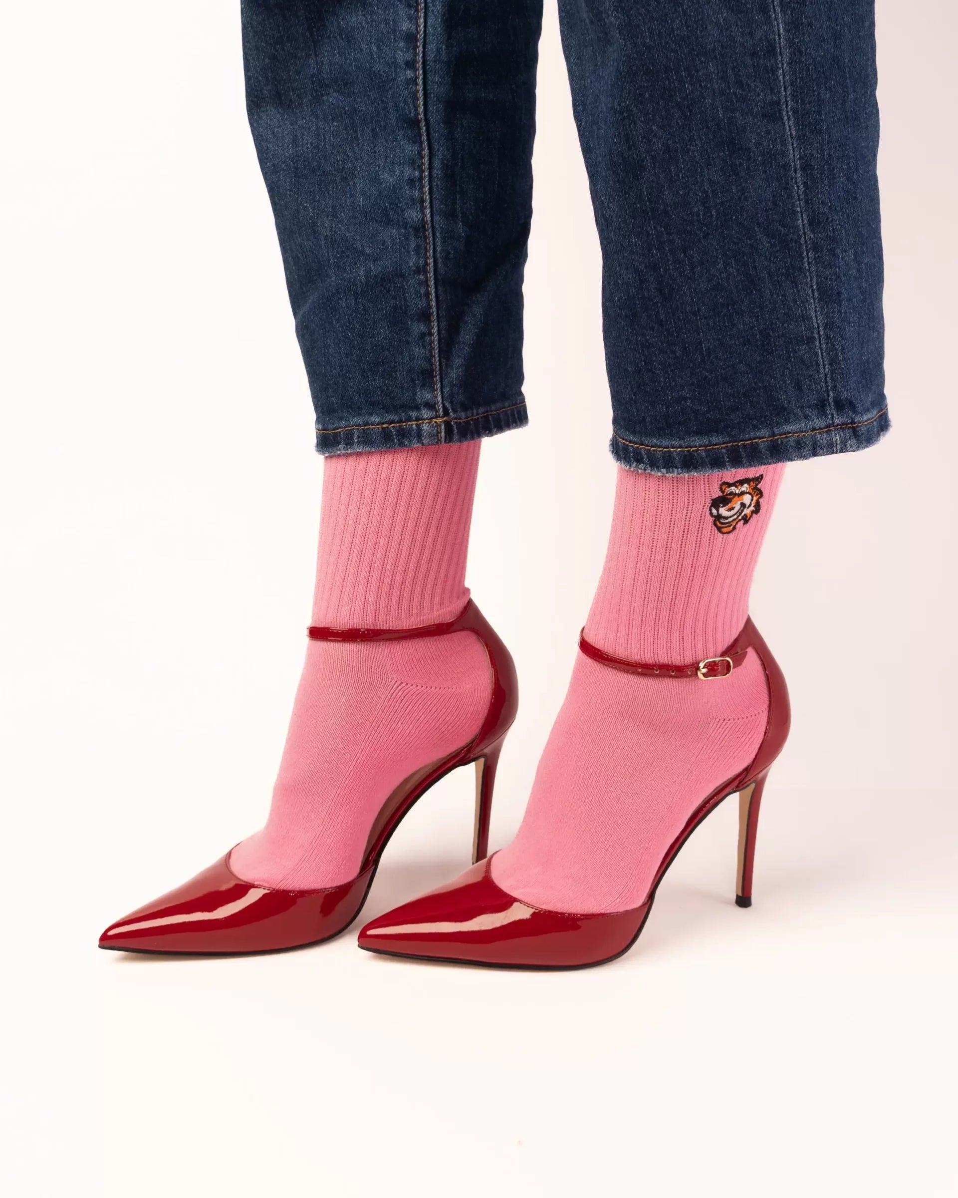 Pink crew čarape Good Willy – premium pamuk
Pink čarape – detalj logotipa tigra Good Willy
Pink crew čarape na nozi – lifestyle prikaz
Premium roze čarape Good Willy – close up materijala
Pastelno roze crew čarape – moderni streetwear stil