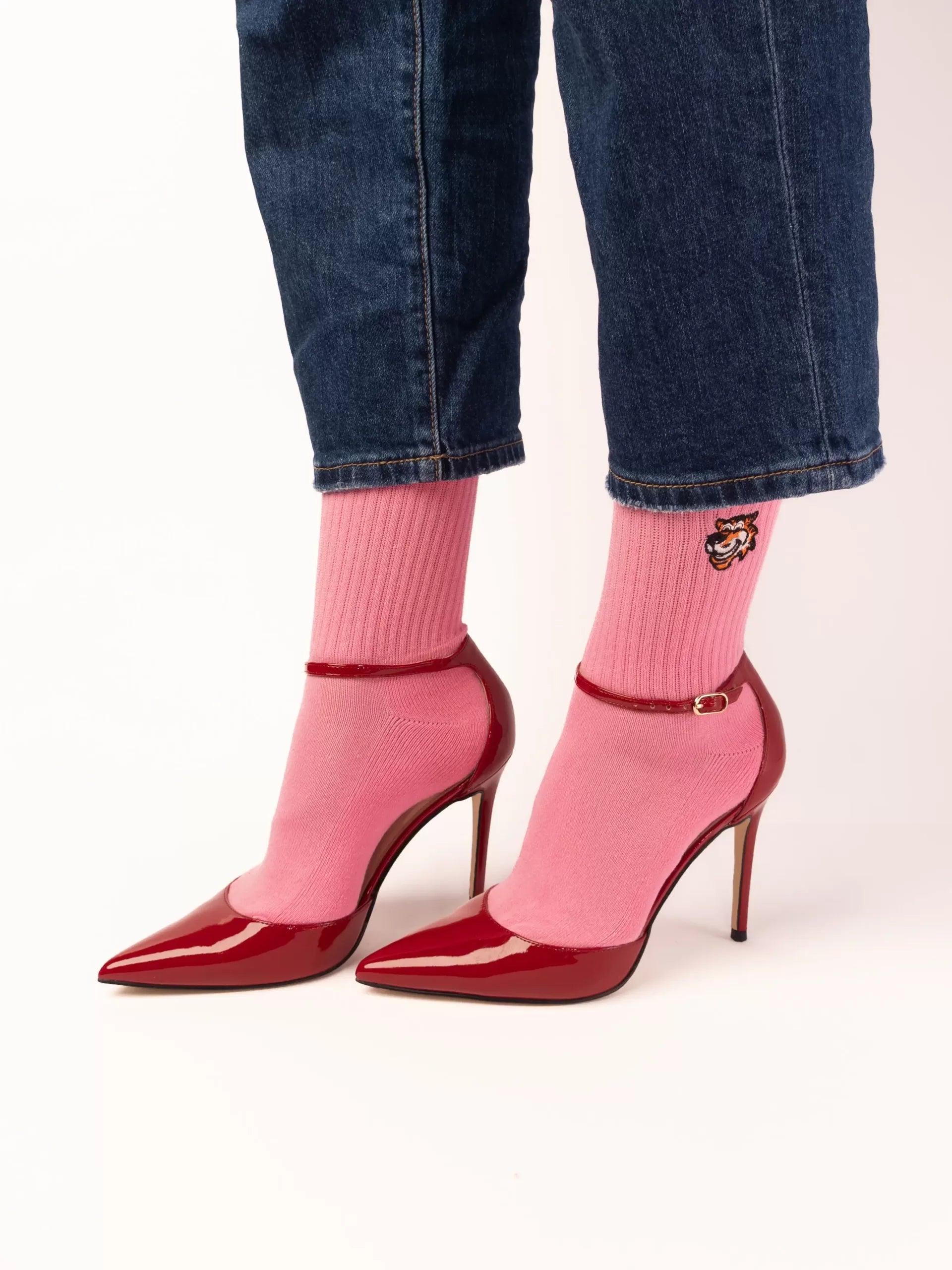 Pink crew čarape Good Willy – premium pamuk
Pink čarape – detalj logotipa tigra Good Willy
Pink crew čarape na nozi – lifestyle prikaz
Premium roze čarape Good Willy – close up materijala
Pastelno roze crew čarape – moderni streetwear stil