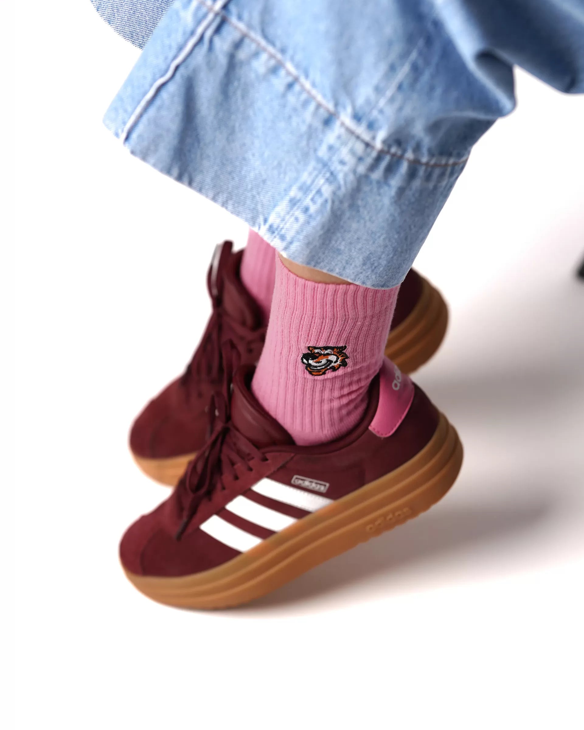 Pink crew čarape Good Willy – premium pamuk
Pink čarape – detalj logotipa tigra Good Willy
Pink crew čarape na nozi – lifestyle prikaz
Premium roze čarape Good Willy – close up materijala
Pastelno roze crew čarape – moderni streetwear stil