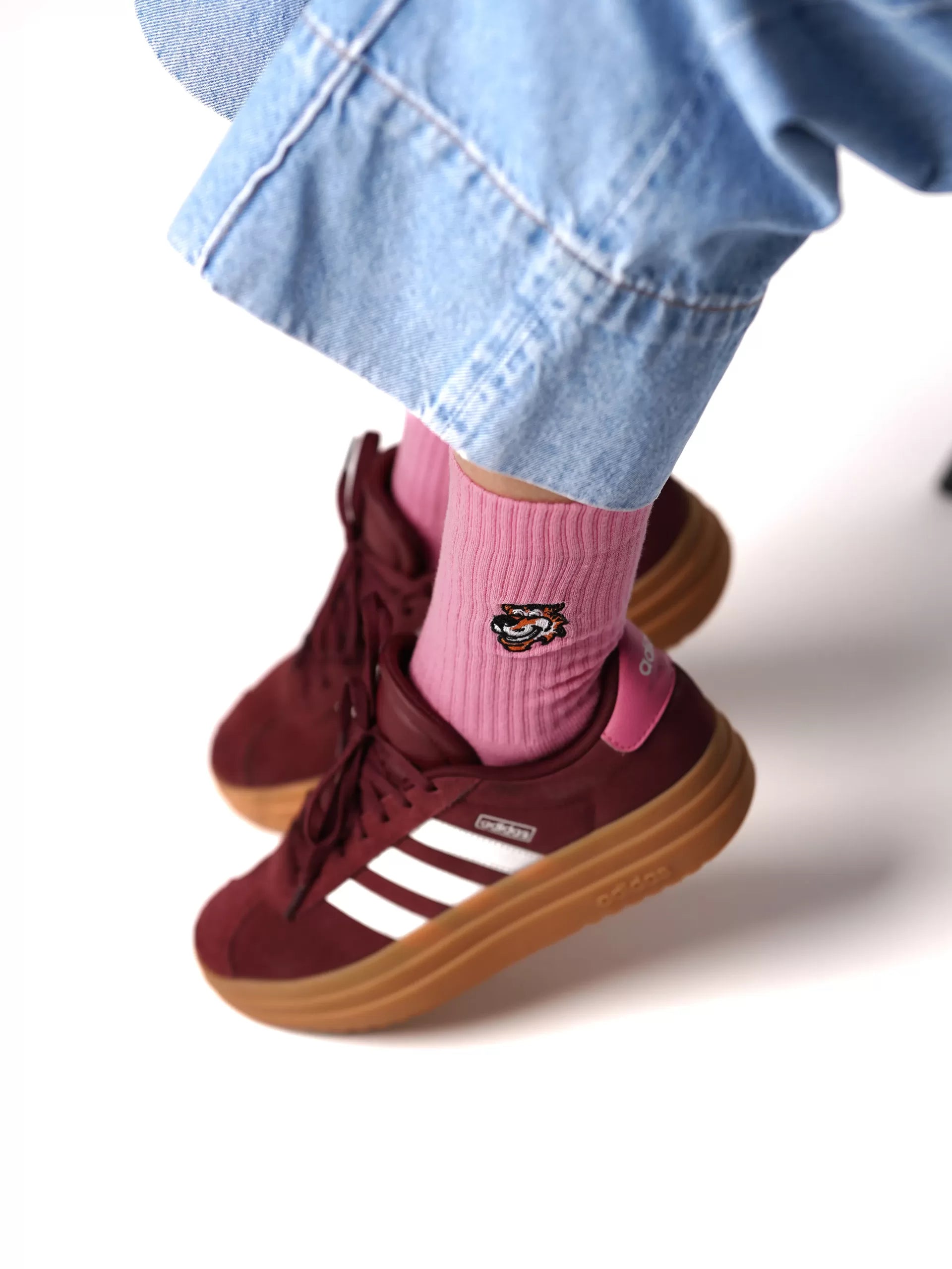 Pink crew čarape Good Willy – premium pamuk
Pink čarape – detalj logotipa tigra Good Willy
Pink crew čarape na nozi – lifestyle prikaz
Premium roze čarape Good Willy – close up materijala
Pastelno roze crew čarape – moderni streetwear stil