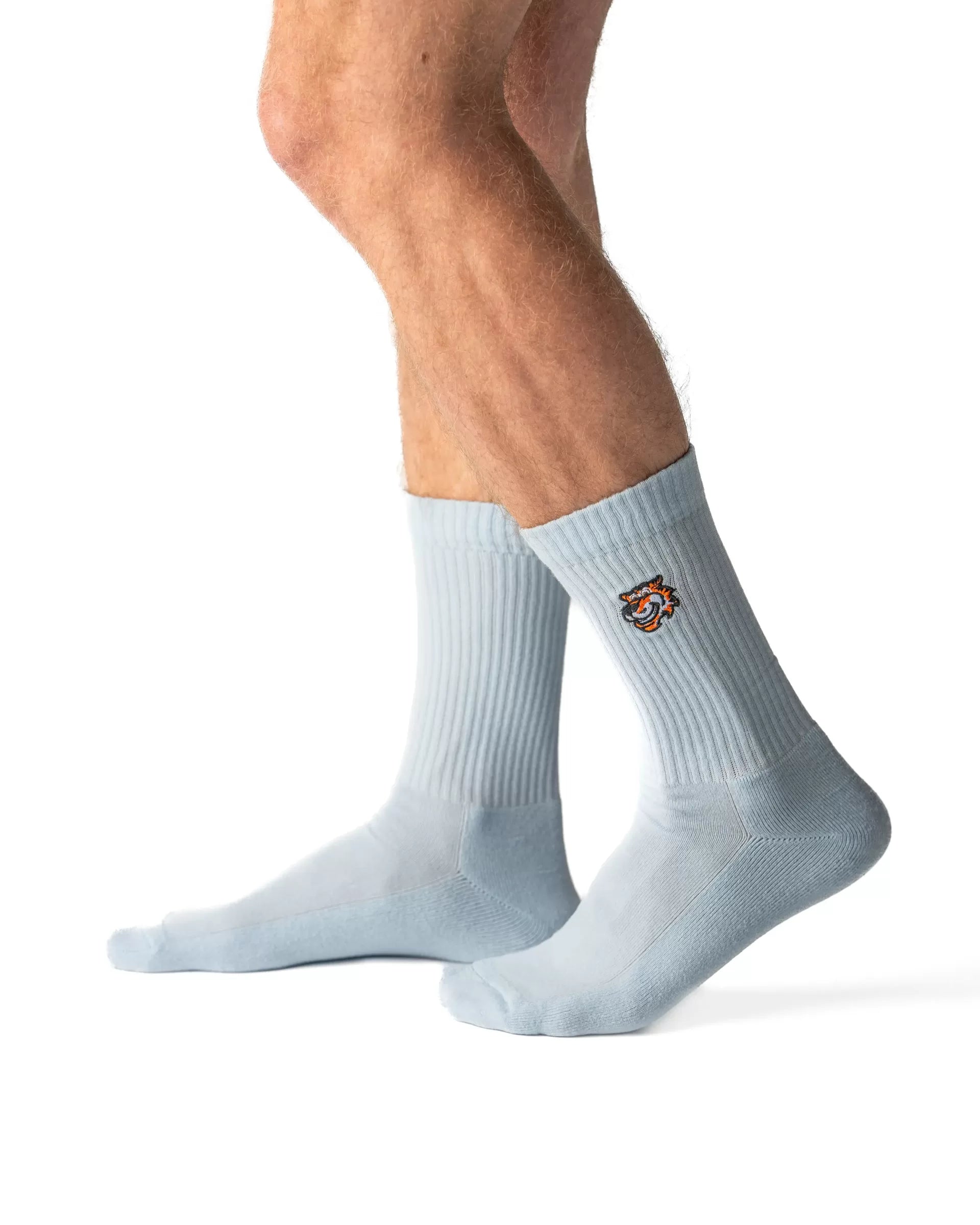 Light Grey crew čarape Good Willy – neutralna premium nijansa
Svetlosive crew čarape – detalj logotipa tigra
Light Grey čarape na nozi – lifestyle prikaz
Premium svetlosive čarape – close up materijala