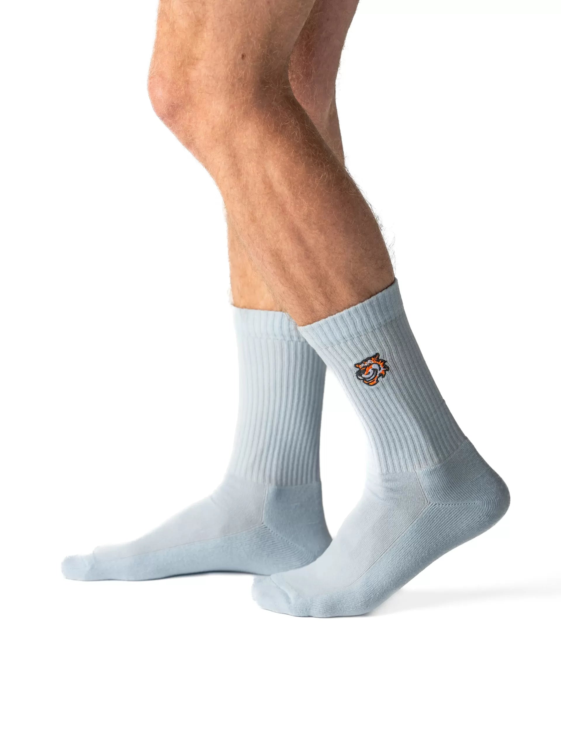 Light Grey crew čarape Good Willy – neutralna premium nijansa
Svetlosive crew čarape – detalj logotipa tigra
Light Grey čarape na nozi – lifestyle prikaz
Premium svetlosive čarape – close up materijala