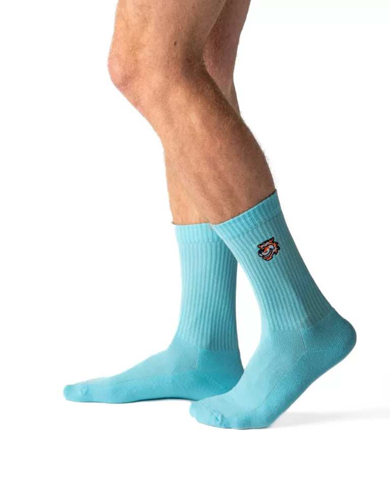 Light Blue crew čarape Good Willy – premium udobnost
Svetloplave crew čarape – detalj logotipa tigra
Light Blue čarape na nozi – lifestyle prikaz
Premium svetloplave čarape – close up teksture