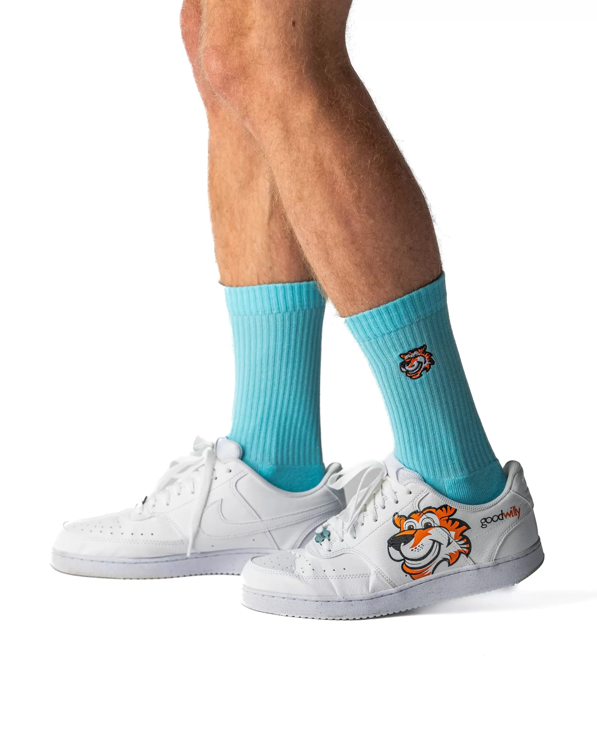 Light Blue crew čarape Good Willy – premium udobnost
Svetloplave crew čarape – detalj logotipa tigra
Light Blue čarape na nozi – lifestyle prikaz
Premium svetloplave čarape – close up teksture