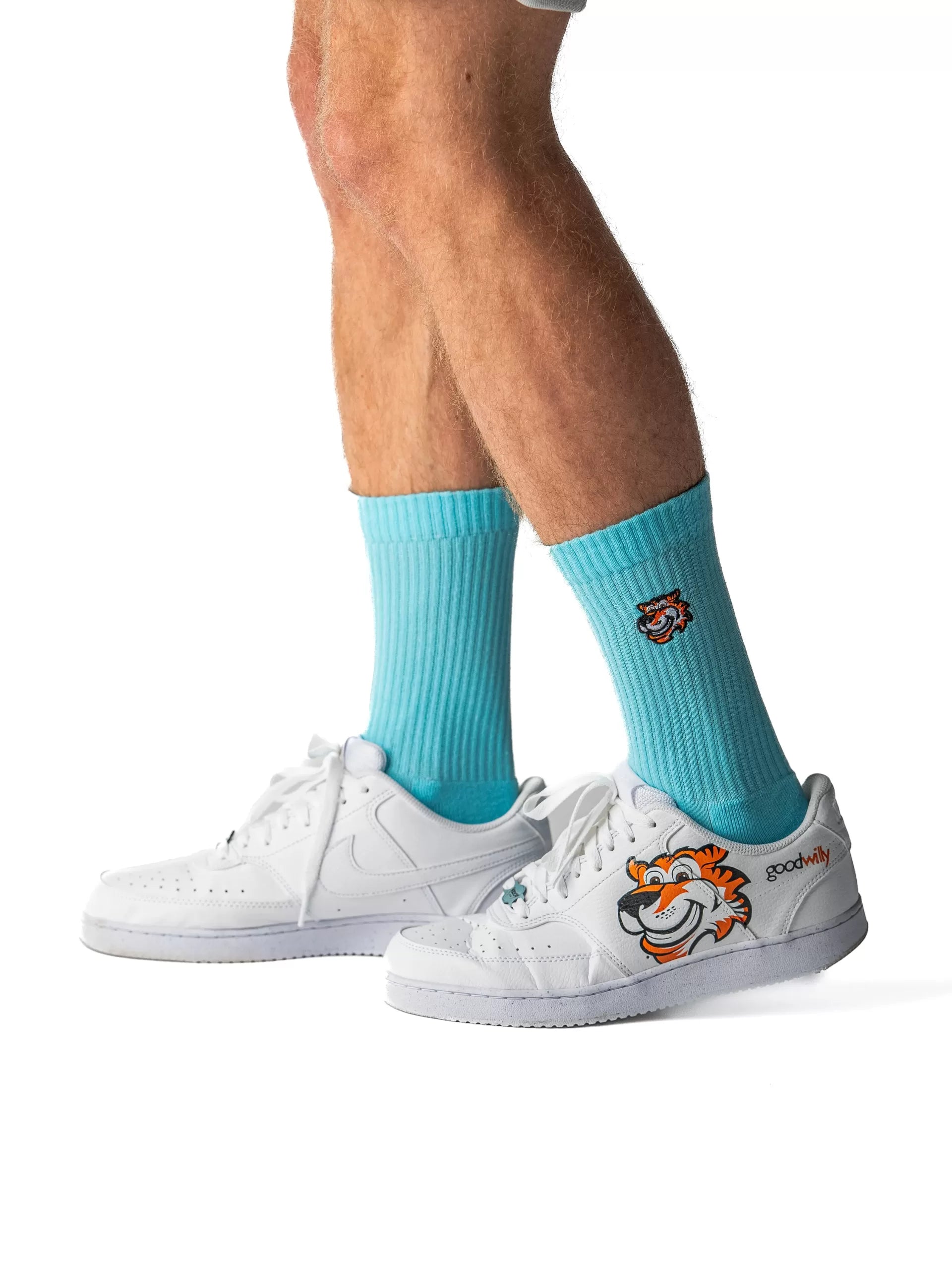 Light Blue crew čarape Good Willy – premium udobnost
Svetloplave crew čarape – detalj logotipa tigra
Light Blue čarape na nozi – lifestyle prikaz
Premium svetloplave čarape – close up teksture