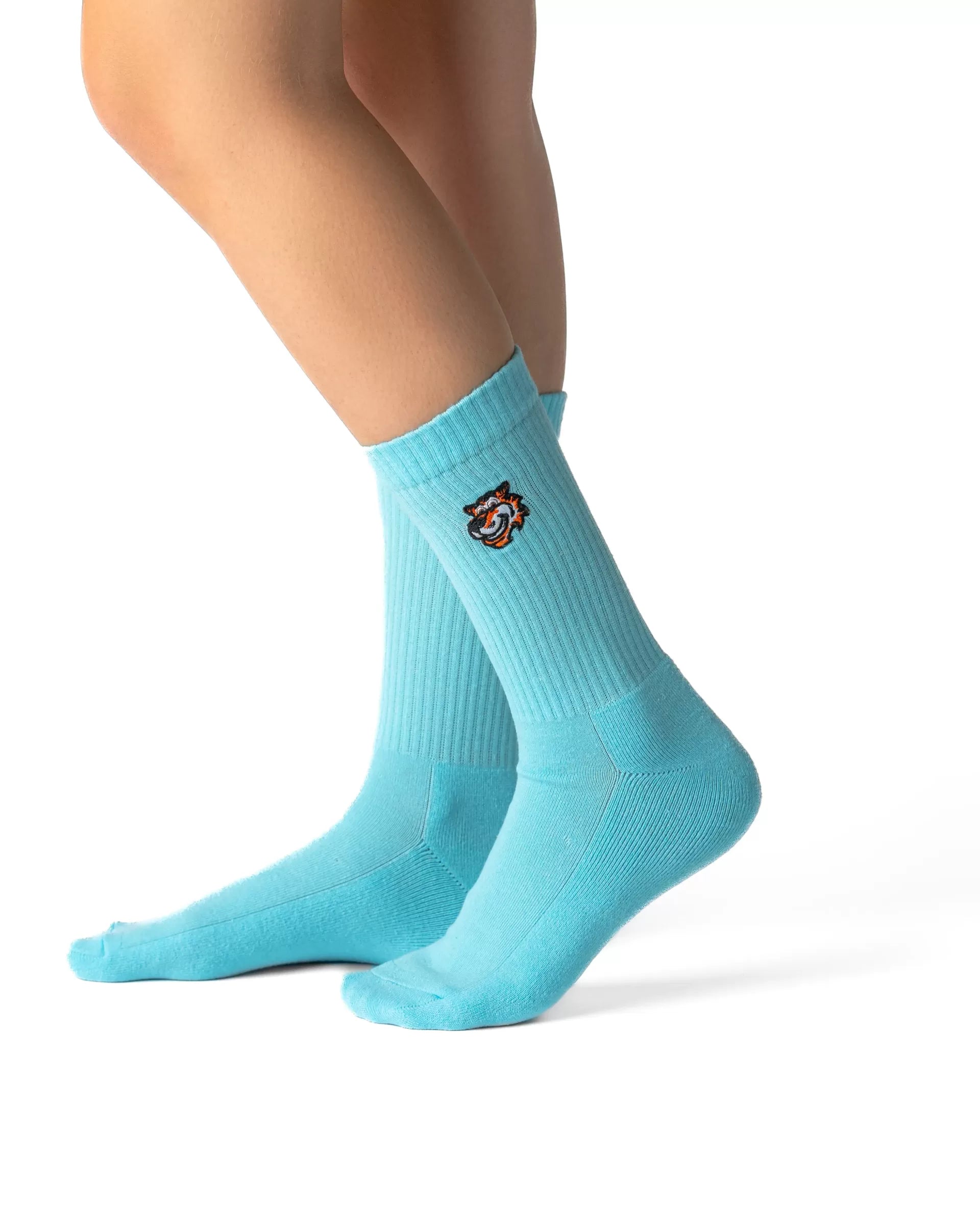 Light Blue crew čarape Good Willy – premium udobnost
Svetloplave crew čarape – detalj logotipa tigra
Light Blue čarape na nozi – lifestyle prikaz
Premium svetloplave čarape – close up teksture