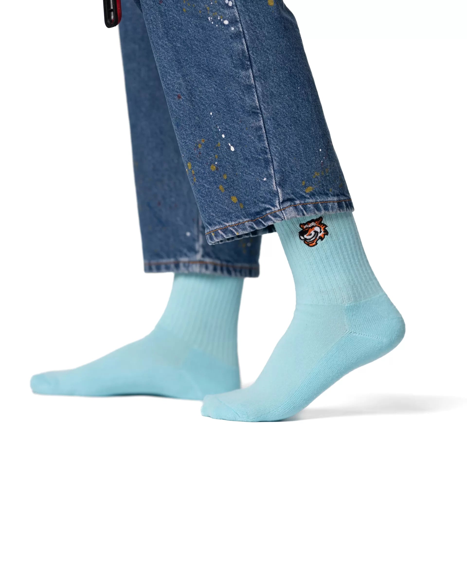 Light Blue crew čarape Good Willy – premium udobnost
Svetloplave crew čarape – detalj logotipa tigra
Light Blue čarape na nozi – lifestyle prikaz
Premium svetloplave čarape – close up teksture