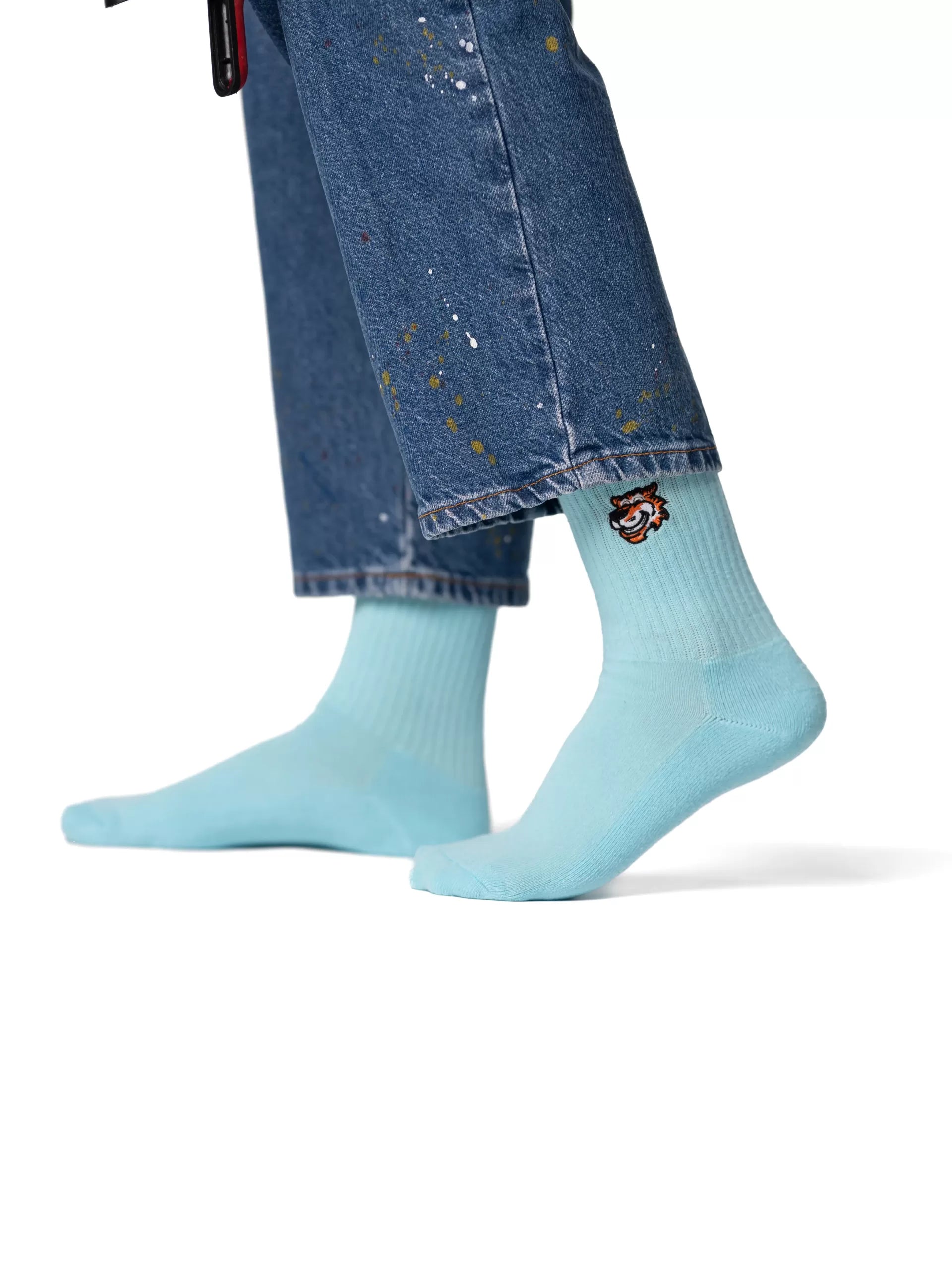 Light Blue crew čarape Good Willy – premium udobnost
Svetloplave crew čarape – detalj logotipa tigra
Light Blue čarape na nozi – lifestyle prikaz
Premium svetloplave čarape – close up teksture