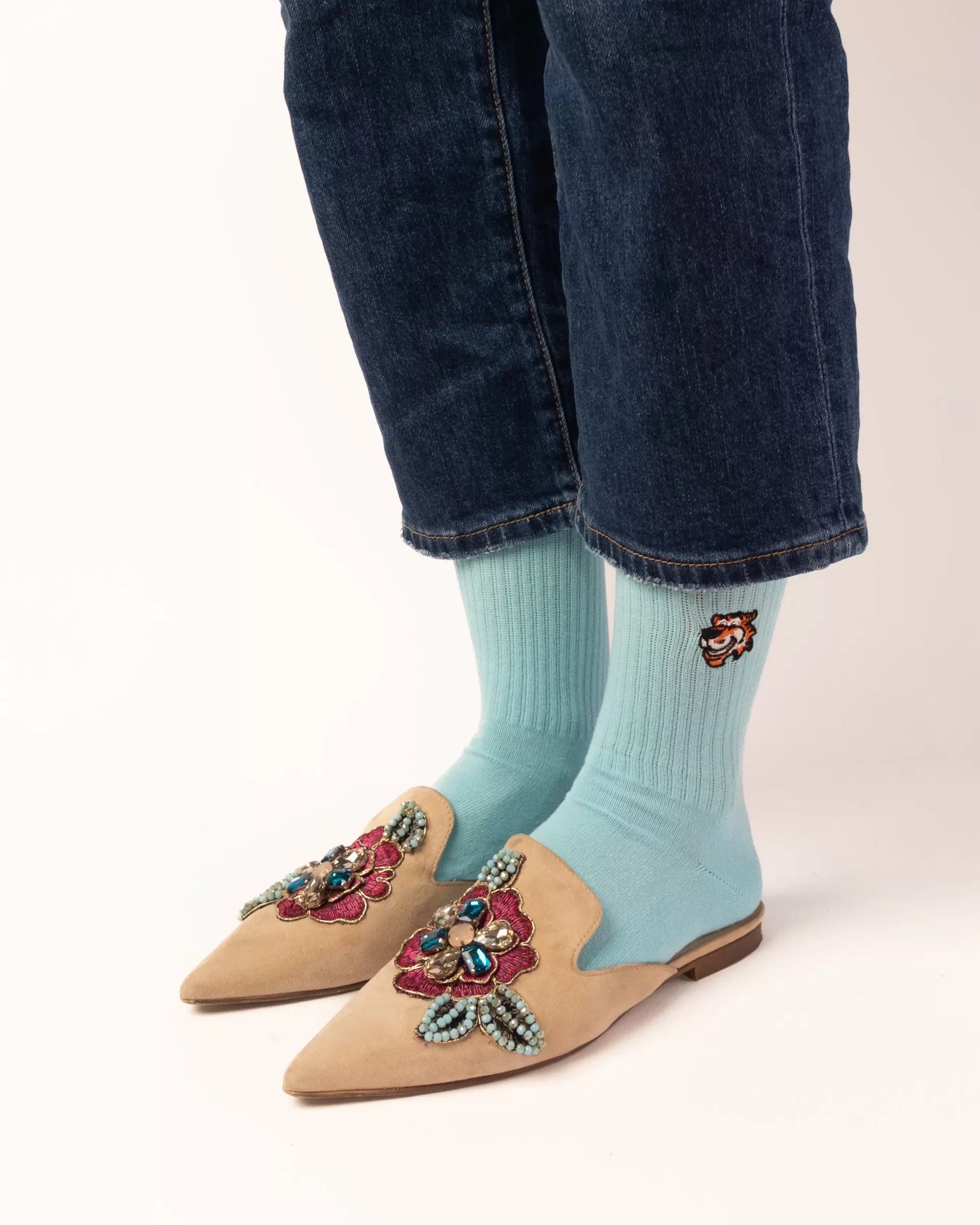 Light Blue crew čarape Good Willy – premium udobnost
Svetloplave crew čarape – detalj logotipa tigra
Light Blue čarape na nozi – lifestyle prikaz
Premium svetloplave čarape – close up teksture