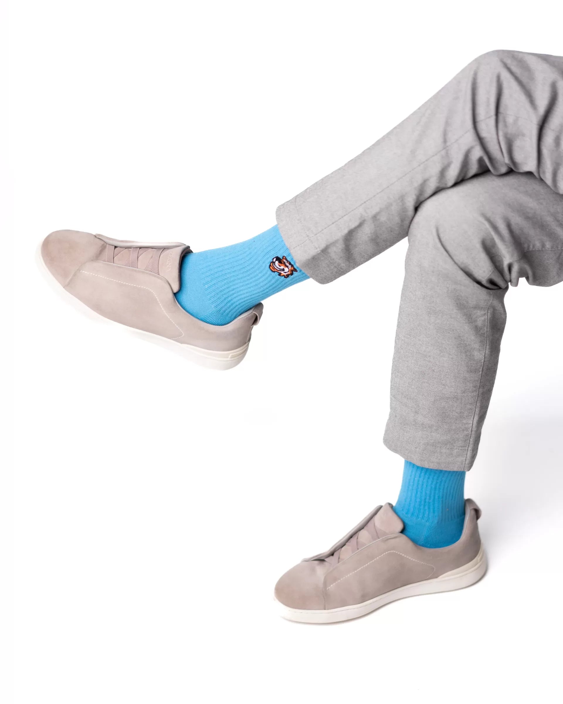 Blue crew čarape Good Willy – premium udobnost
Plave crew čarape – detalj logotipa tigra
Blue čarape na nozi – lifestyle prikaz
Premium plave čarape – close up materijala
Plave sportske carape