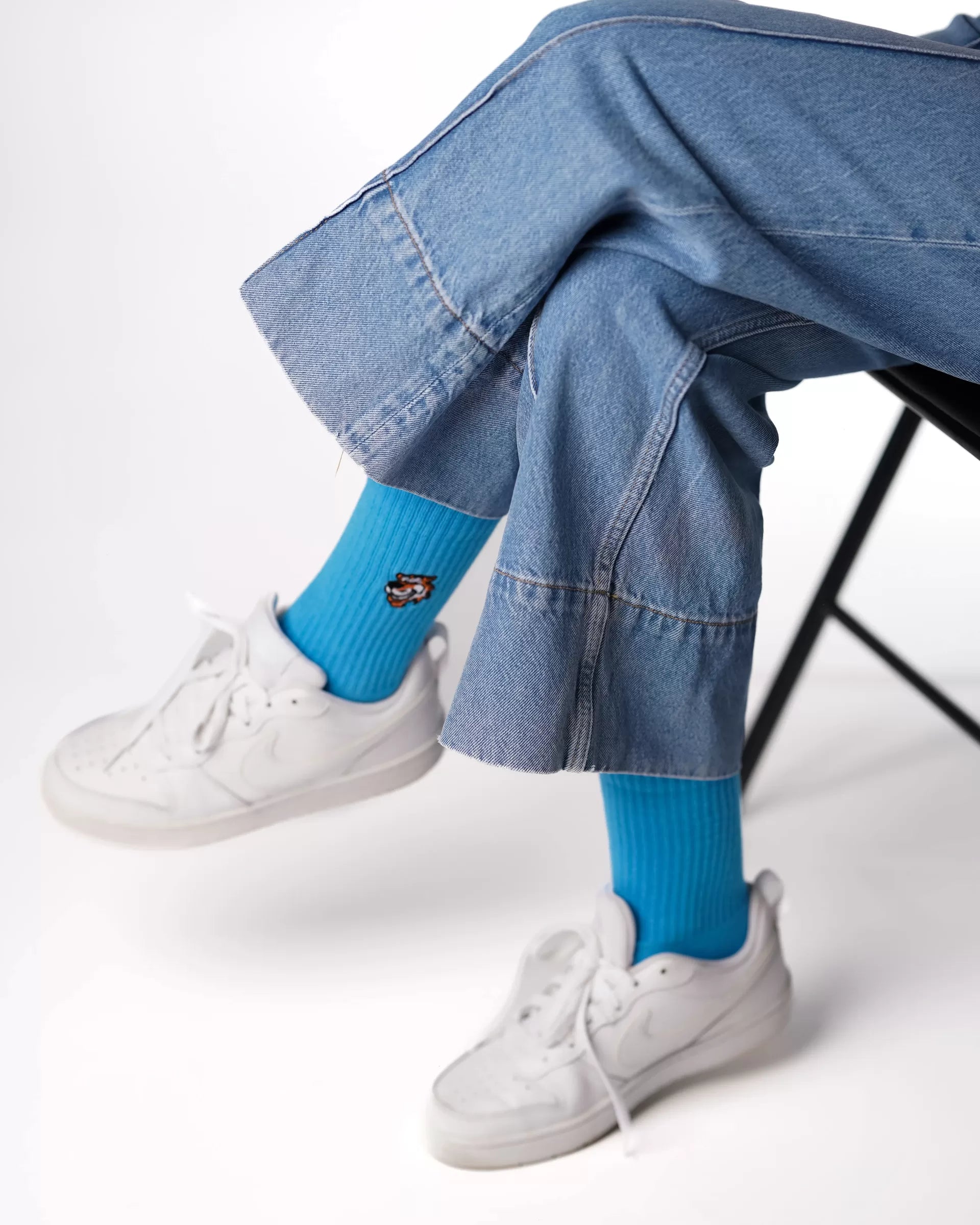 Blue crew čarape Good Willy – premium udobnost
Plave crew čarape – detalj logotipa tigra
Blue čarape na nozi – lifestyle prikaz
Premium plave čarape – close up materijala
Plave sportske carape