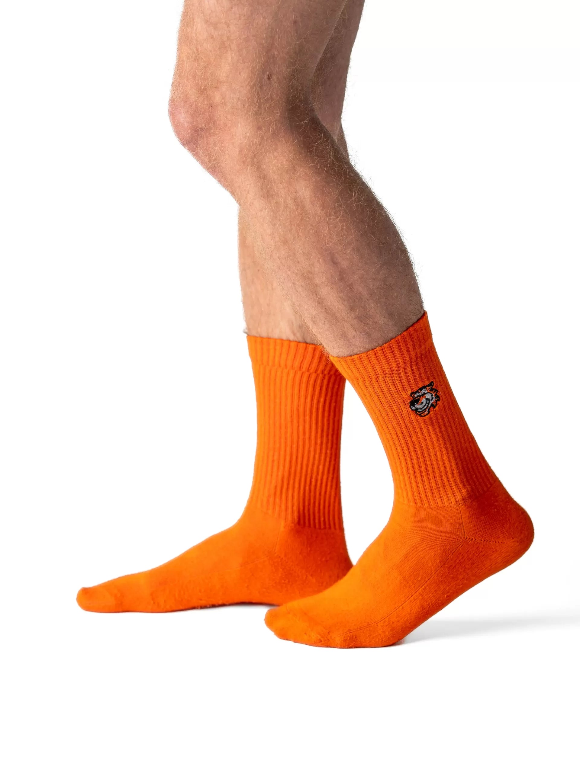 Tiger Orange crew čarape Good Willy – premium pamuk
Narandžaste crew čarape – detalj logotipa tigra
Tiger Orange čarape na nozi – lifestyle prikaz
Premium narandžaste čarape – close up teksture
Carape na nozi narandzaste