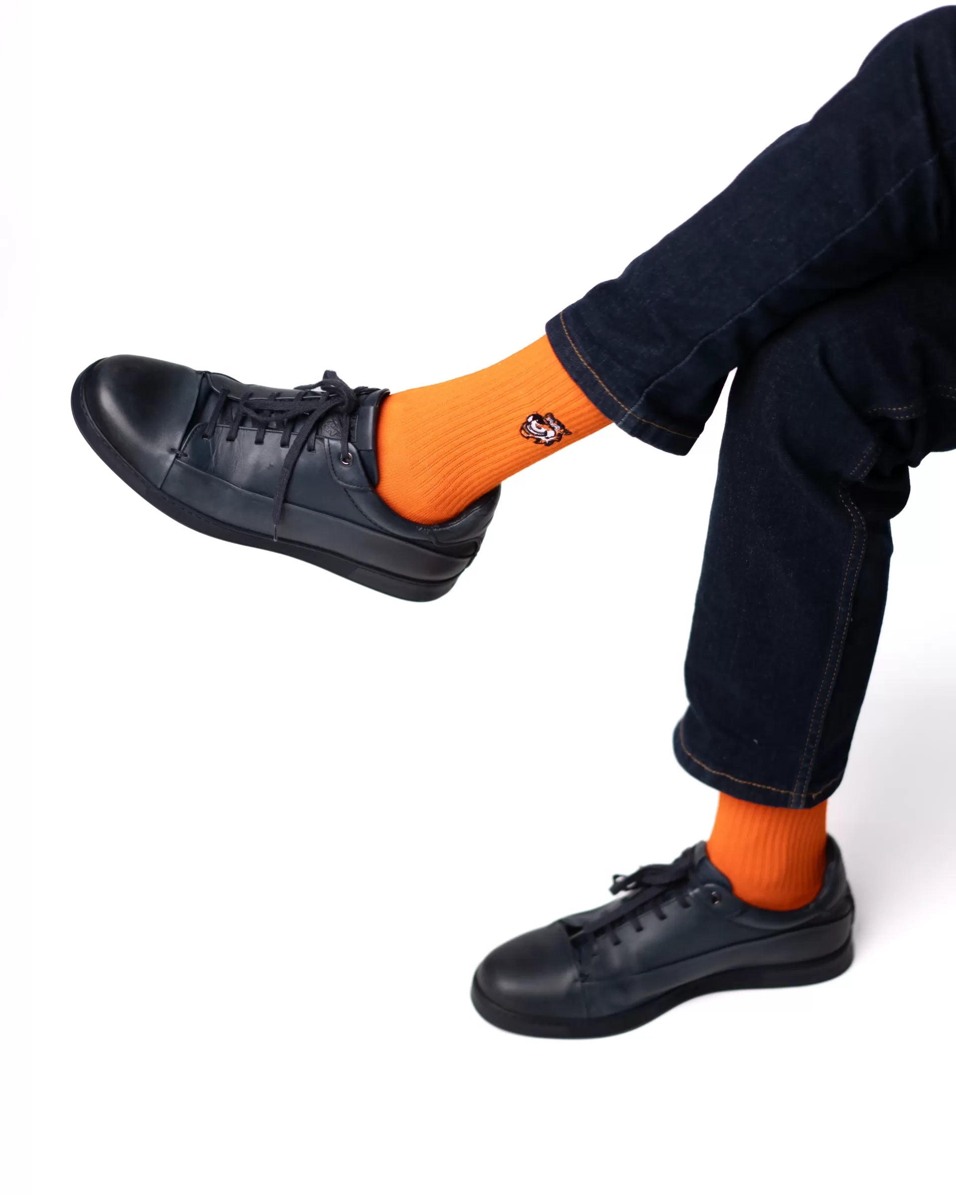 Tiger Orange crew čarape Good Willy – premium pamuk
Narandžaste crew čarape – detalj logotipa tigra
Tiger Orange čarape na nozi – lifestyle prikaz
Premium narandžaste čarape – close up teksture
Carape na nozi narandzaste