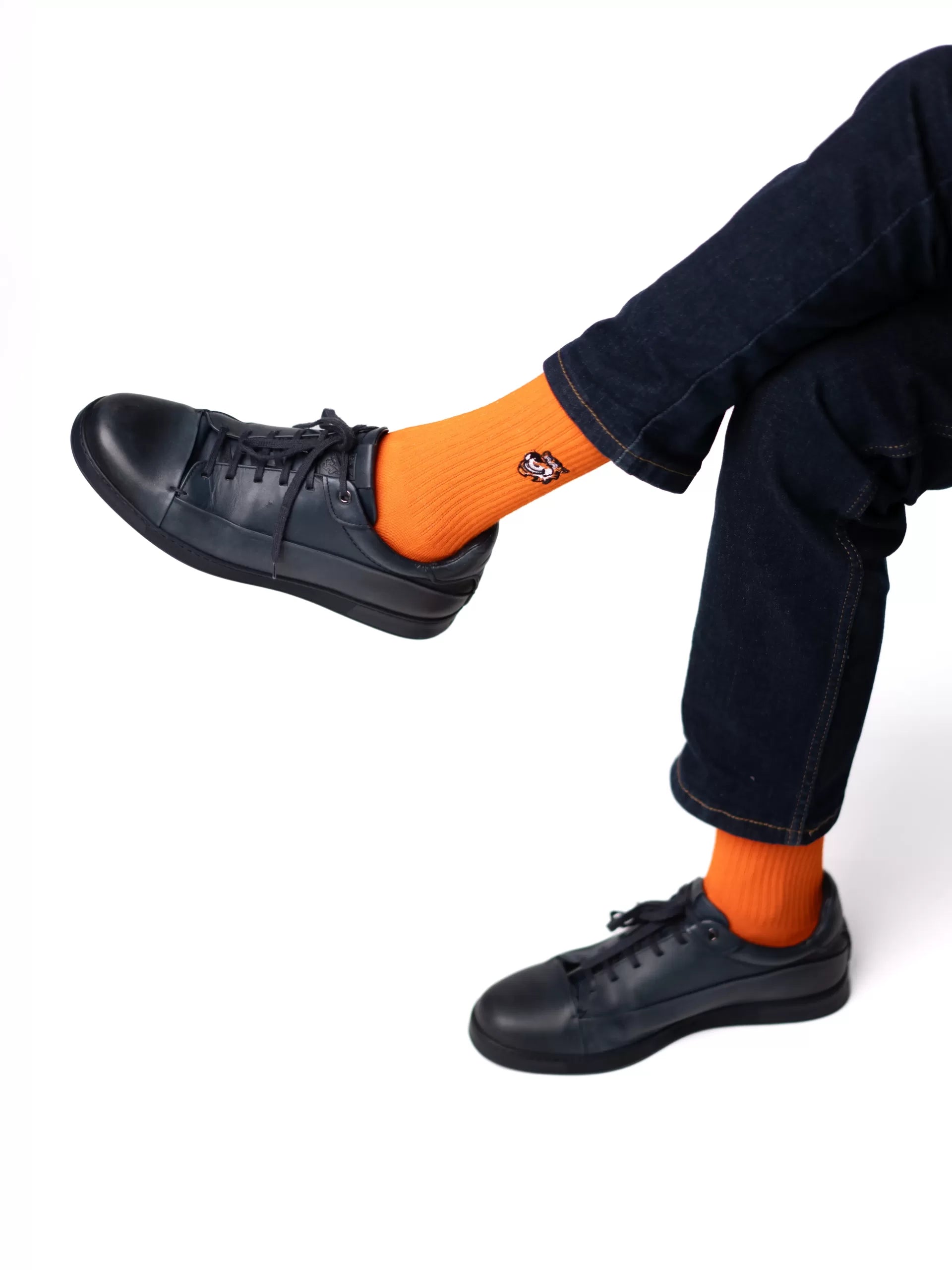 Tiger Orange crew čarape Good Willy – premium pamuk
Narandžaste crew čarape – detalj logotipa tigra
Tiger Orange čarape na nozi – lifestyle prikaz
Premium narandžaste čarape – close up teksture
Carape na nozi narandzaste