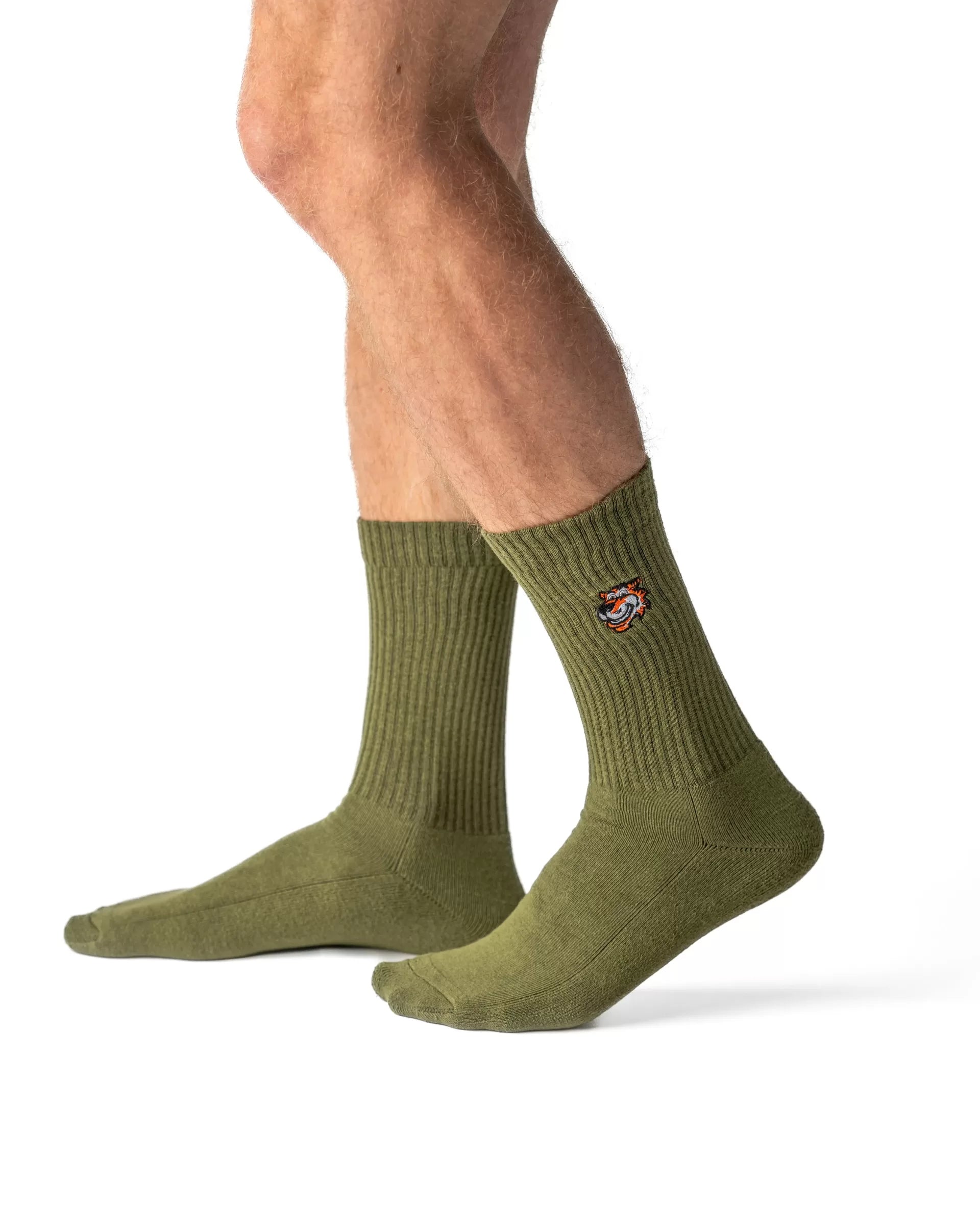 Olive crew čarape Good Willy – maslinasto zelene premium
Maslinasto zelene čarape – detalj logotipa tigra
Tuscany Olive čarape na nozi – lifestyle prikaz
Olive premium čarape – close up teksture
Sportske carape