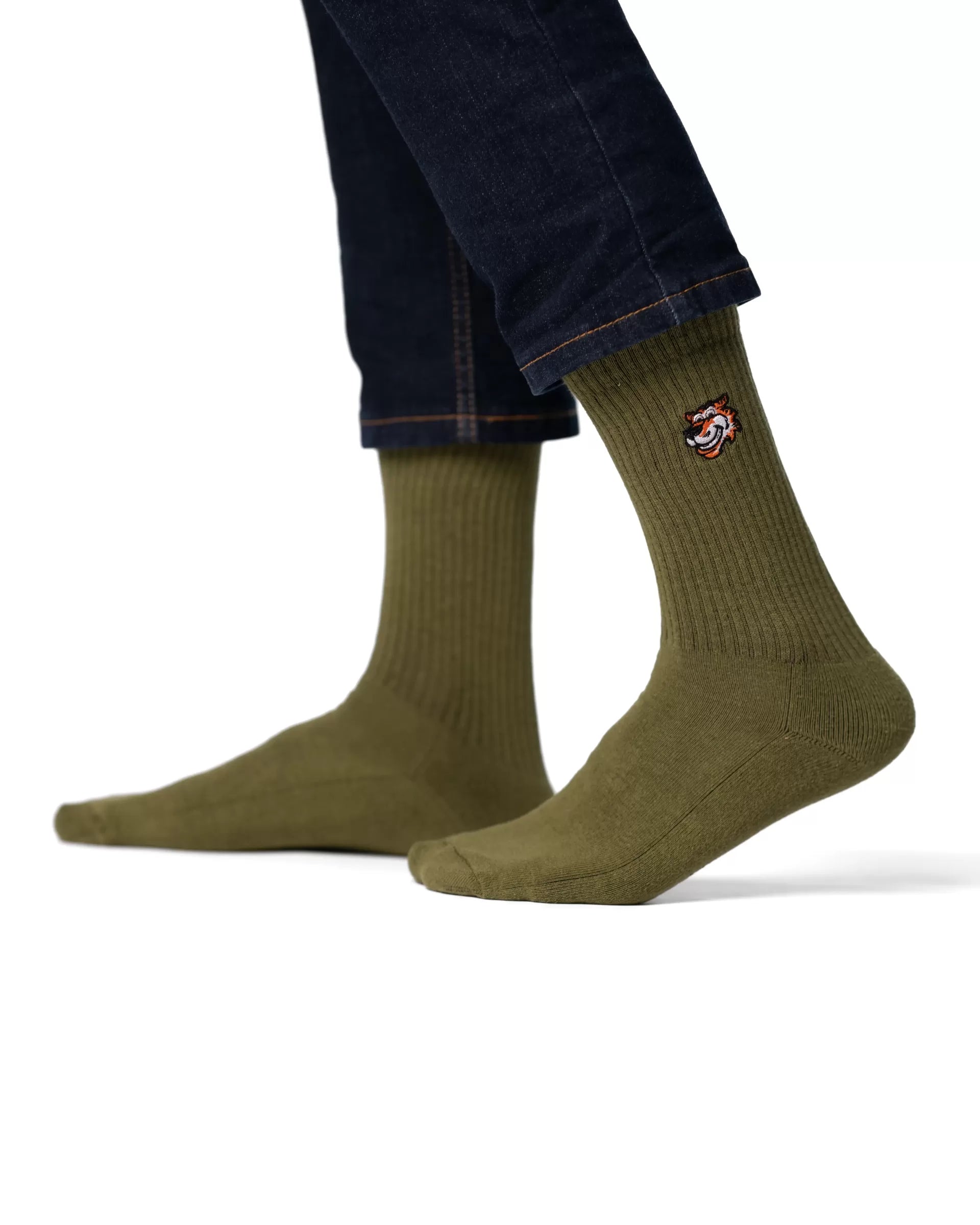 Olive crew čarape Good Willy – maslinasto zelene premium
Maslinasto zelene čarape – detalj logotipa tigra
Tuscany Olive čarape na nozi – lifestyle prikaz
Olive premium čarape – close up teksture
Sportske carape