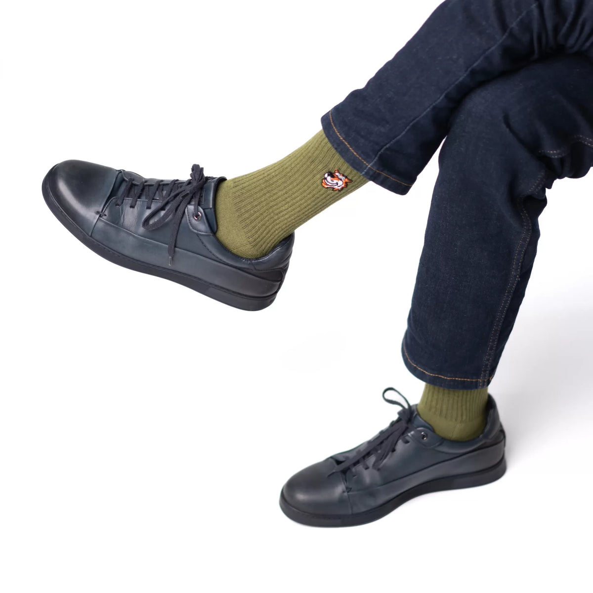 Olive crew čarape Good Willy – maslinasto zelene premium
Maslinasto zelene čarape – detalj logotipa tigra
Tuscany Olive čarape na nozi – lifestyle prikaz
Olive premium čarape – close up teksture
Sportske carape