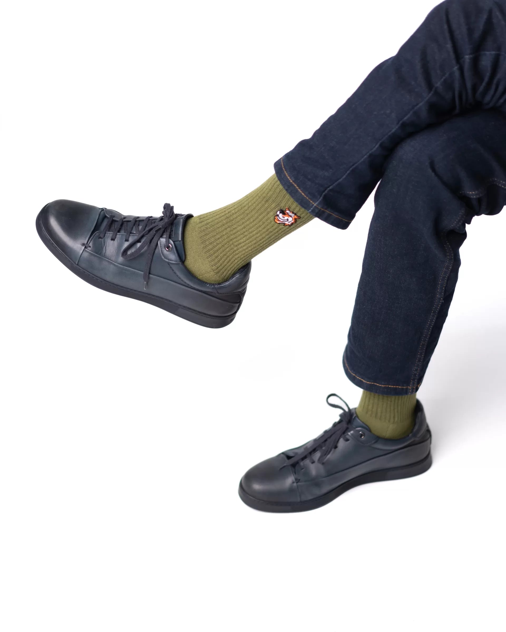 Olive crew čarape Good Willy – maslinasto zelene premium
Maslinasto zelene čarape – detalj logotipa tigra
Tuscany Olive čarape na nozi – lifestyle prikaz
Olive premium čarape – close up teksture
Sportske carape