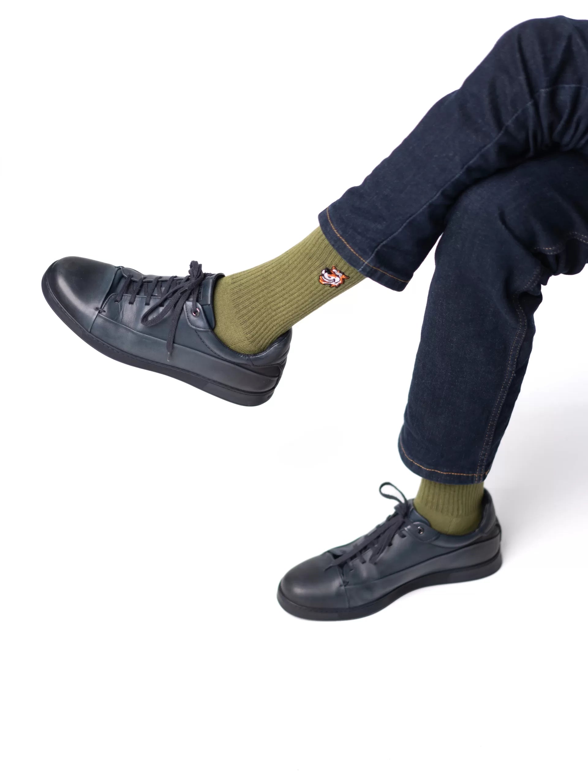 Olive crew čarape Good Willy – maslinasto zelene premium
Maslinasto zelene čarape – detalj logotipa tigra
Tuscany Olive čarape na nozi – lifestyle prikaz
Olive premium čarape – close up teksture
Sportske carape