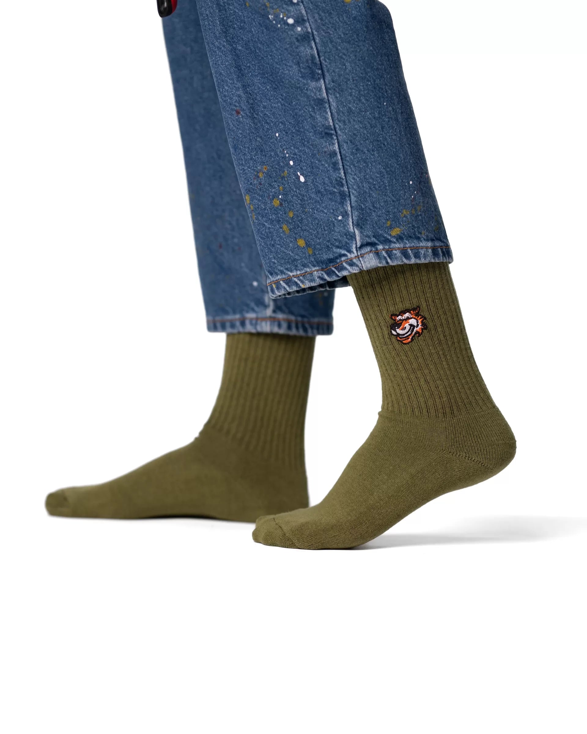 Olive crew čarape Good Willy – maslinasto zelene premium
Maslinasto zelene čarape – detalj logotipa tigra
Tuscany Olive čarape na nozi – lifestyle prikaz
Olive premium čarape – close up teksture
Sportske carape