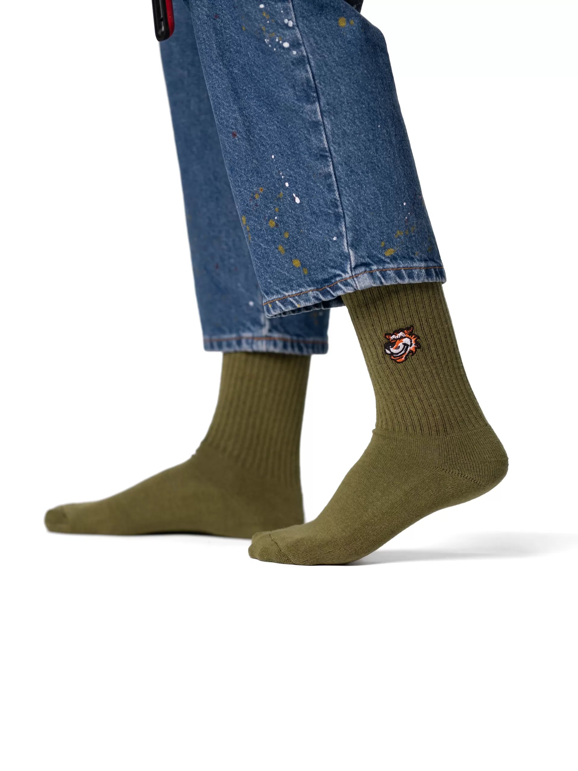 Olive crew čarape Good Willy – maslinasto zelene premium
Maslinasto zelene čarape – detalj logotipa tigra
Tuscany Olive čarape na nozi – lifestyle prikaz
Olive premium čarape – close up teksture
Sportske carape